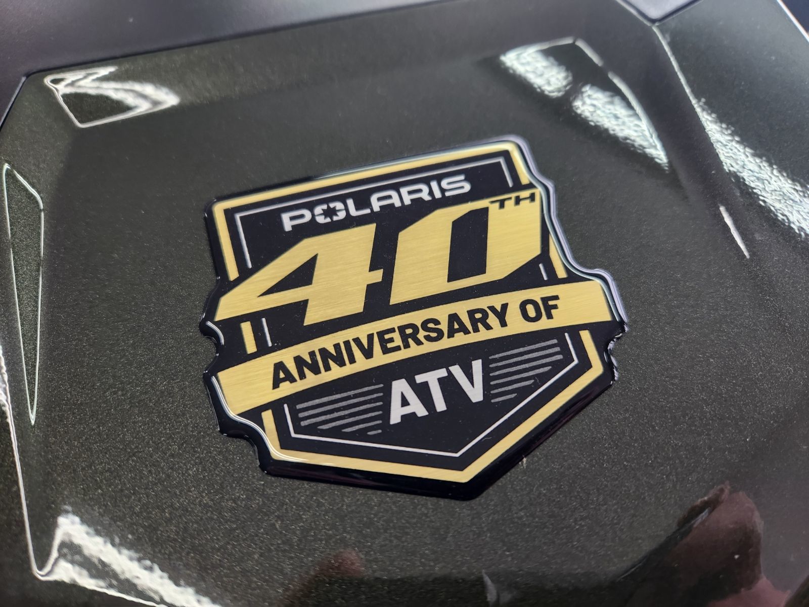 Polaris SPORTSMAN 570 PREMIUM – 40e ANNIVERSAIRE Édition Treeline Green Metallic  Série Limitée** 2026