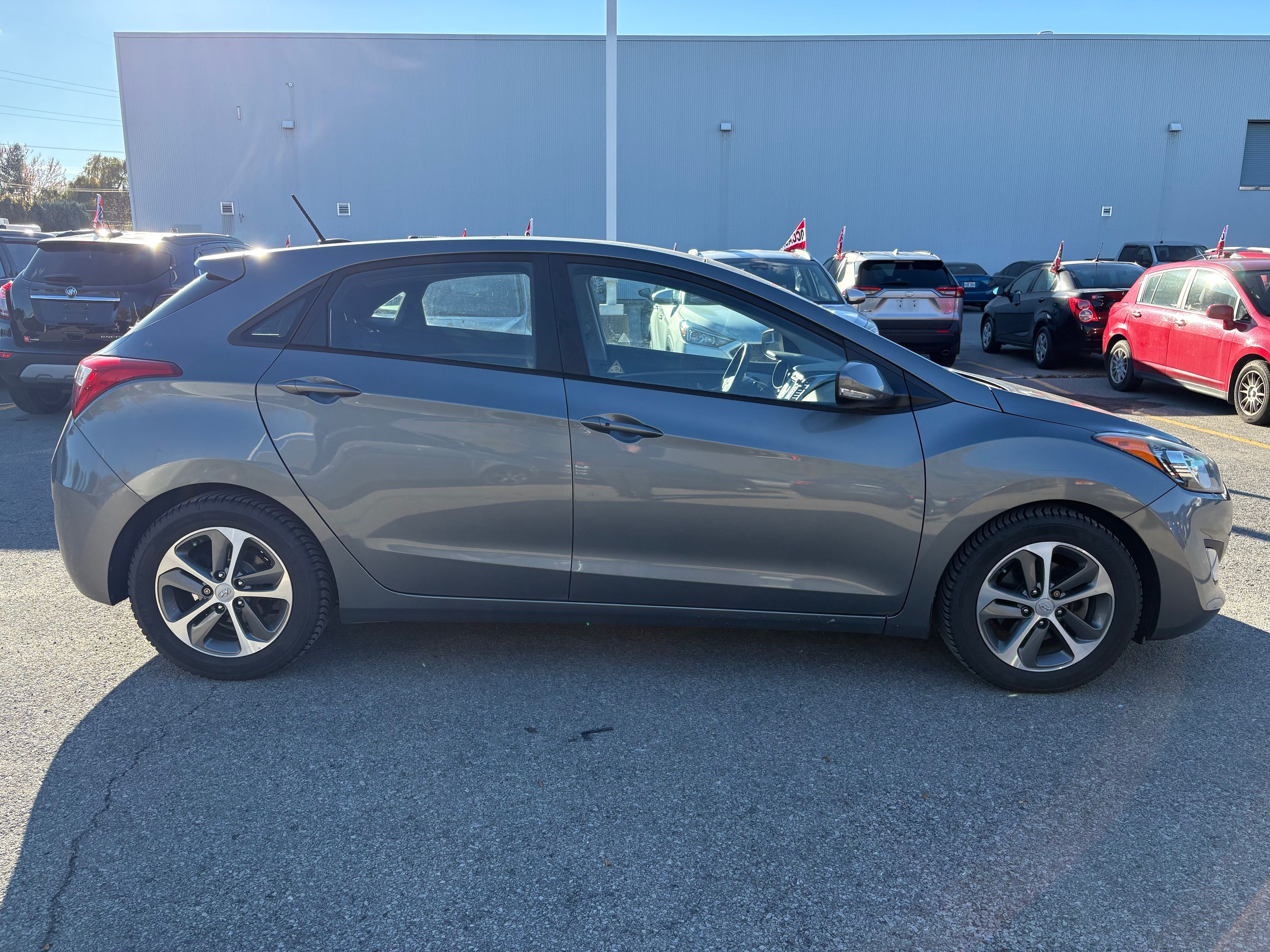 Photo Hyundai Elantra GT GLS - MANUAL - PANORAMIC SUNROOF - BLUETHOOT 2016 #4