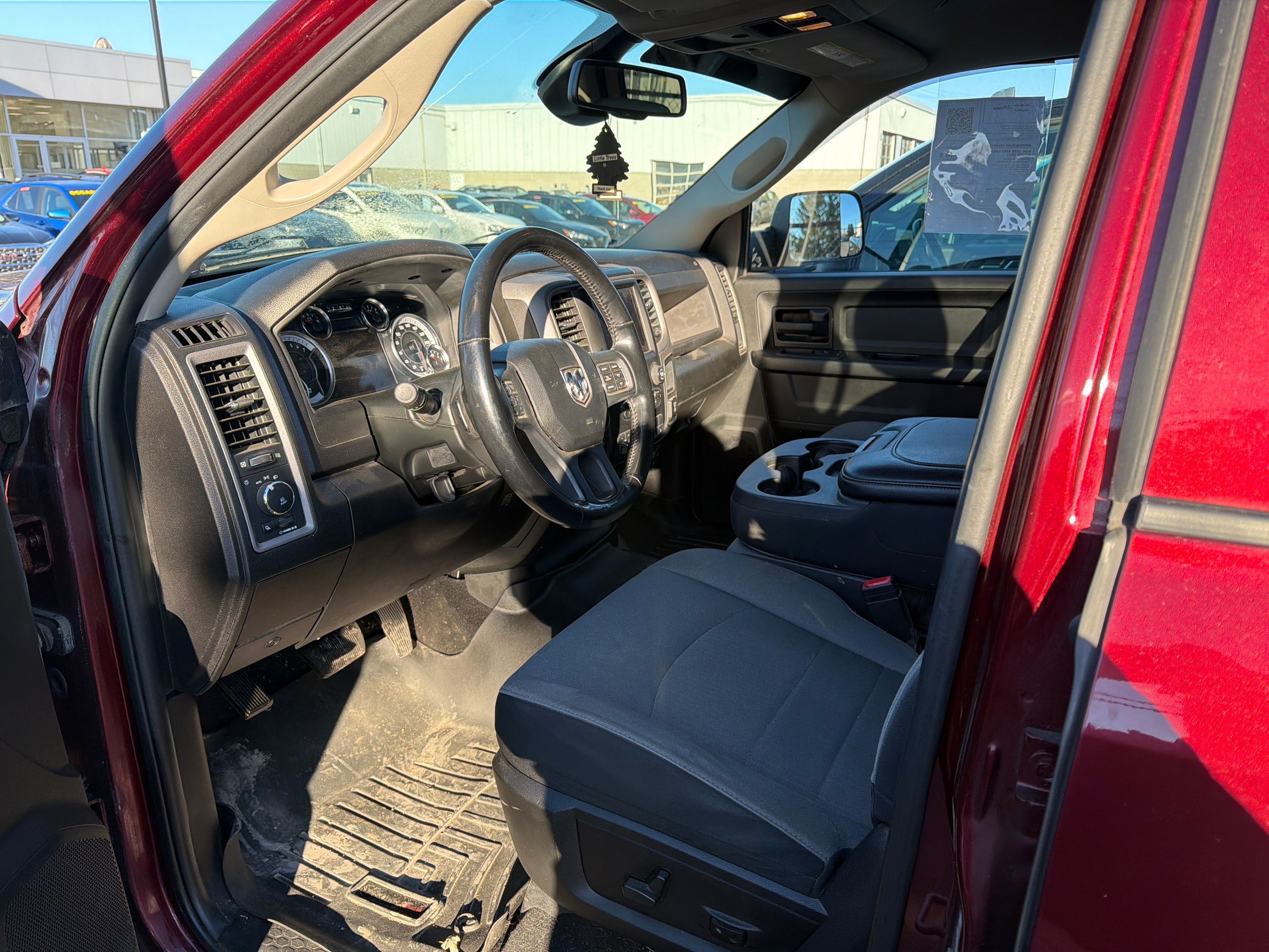 Photo Ram 1500 4WD CREW CAB EXPRESS JAMAIS ACCIDENTÉ, SUPER CONDITION 2021 #5