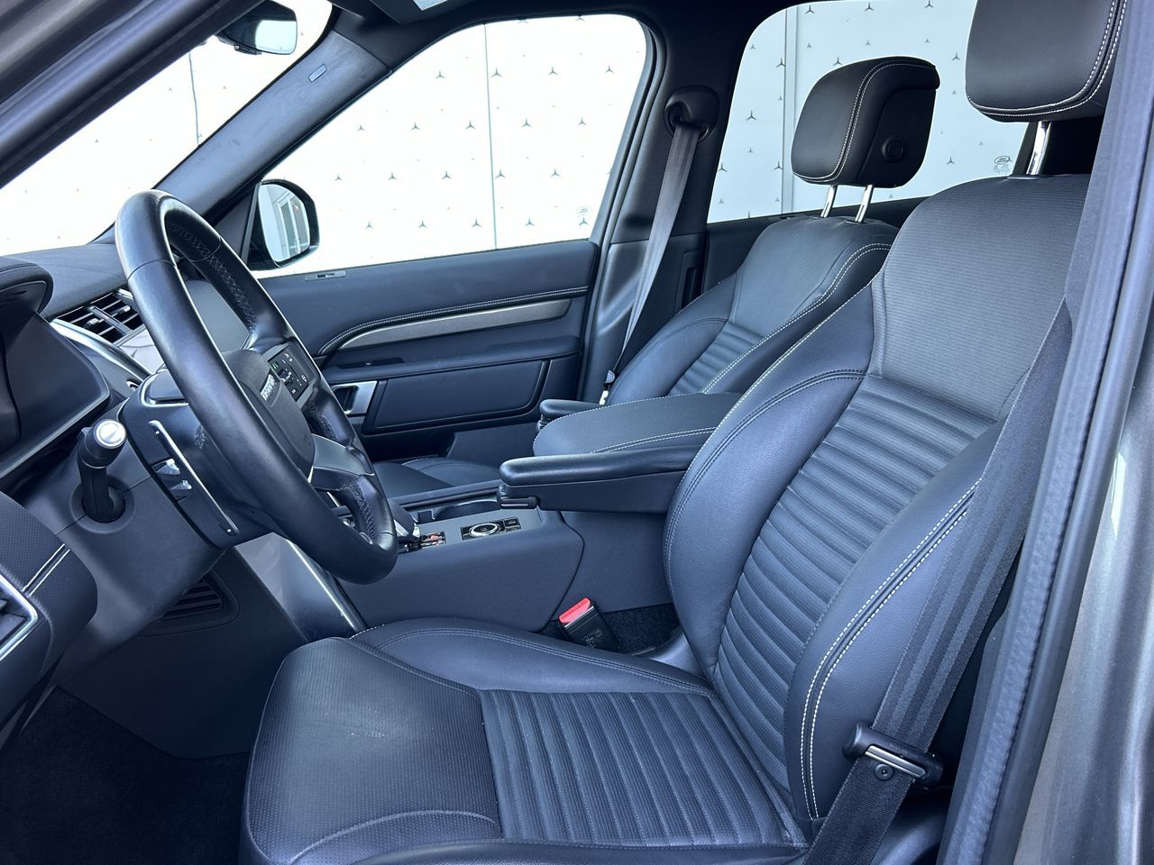 2023 Land Rover Discovery in Vancouver, British Columbia