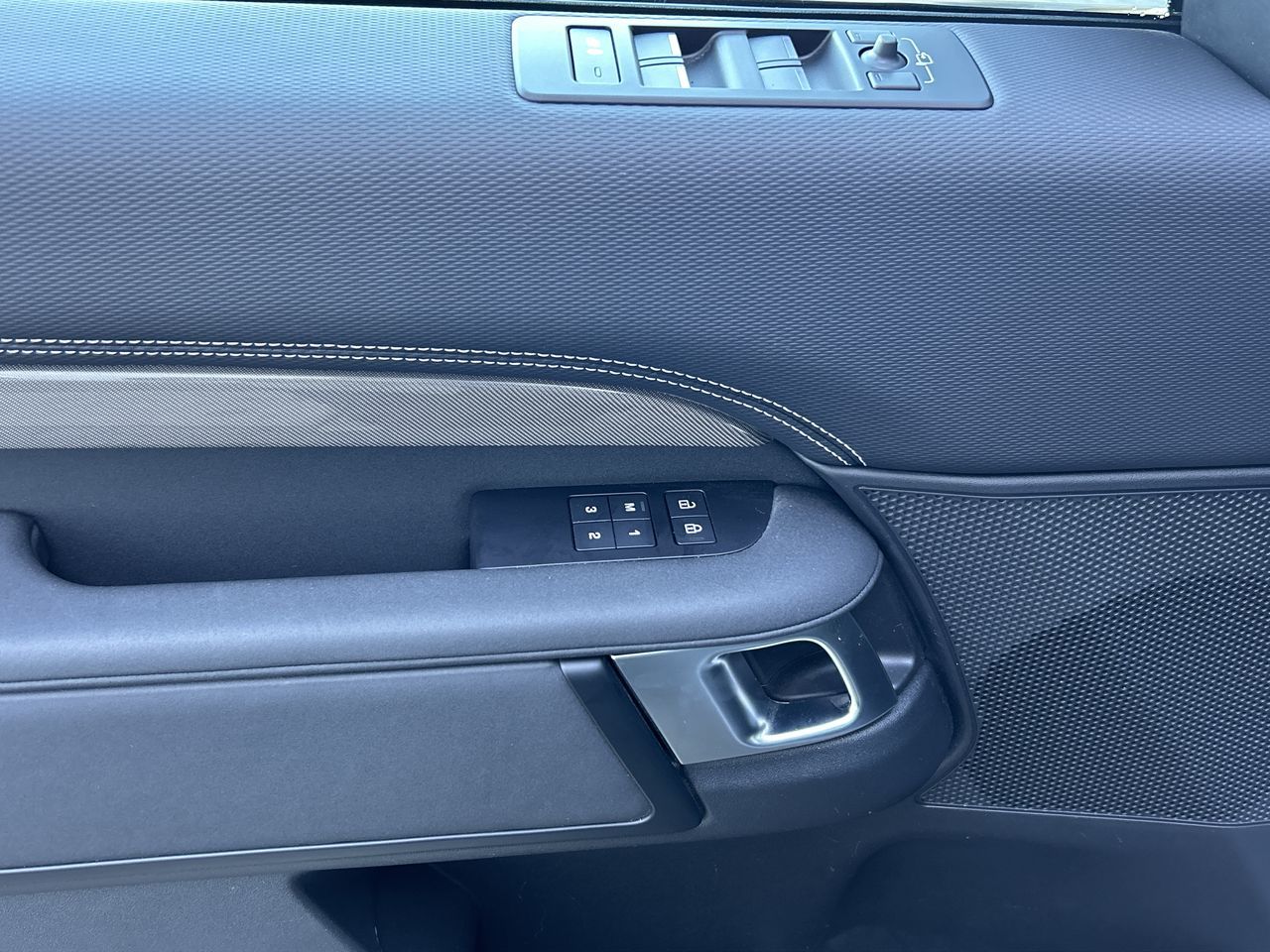 2023 Land Rover Discovery in Vancouver, British Columbia