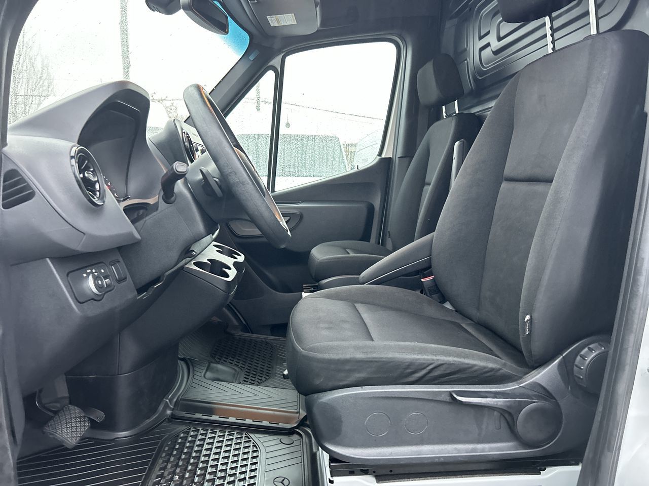 Mercedes-Benz Sprinter V6 2500 Cargo 170  2019 à Vancouver, Colombie-Britannique