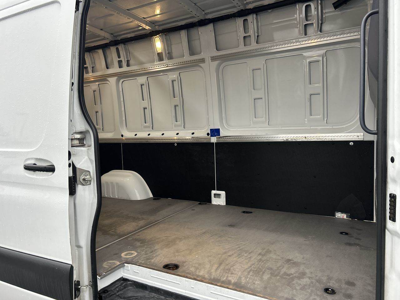 Mercedes-Benz Sprinter V6 2500 Cargo 170  2019 à Vancouver, Colombie-Britannique