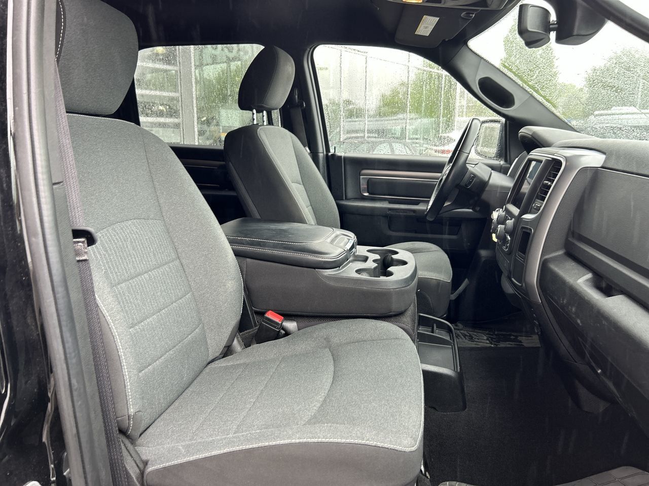 Ram RAM 1500 Classic Crew Cab 4x4 (DS)  2022 à Vancouver, Colombie-Britannique