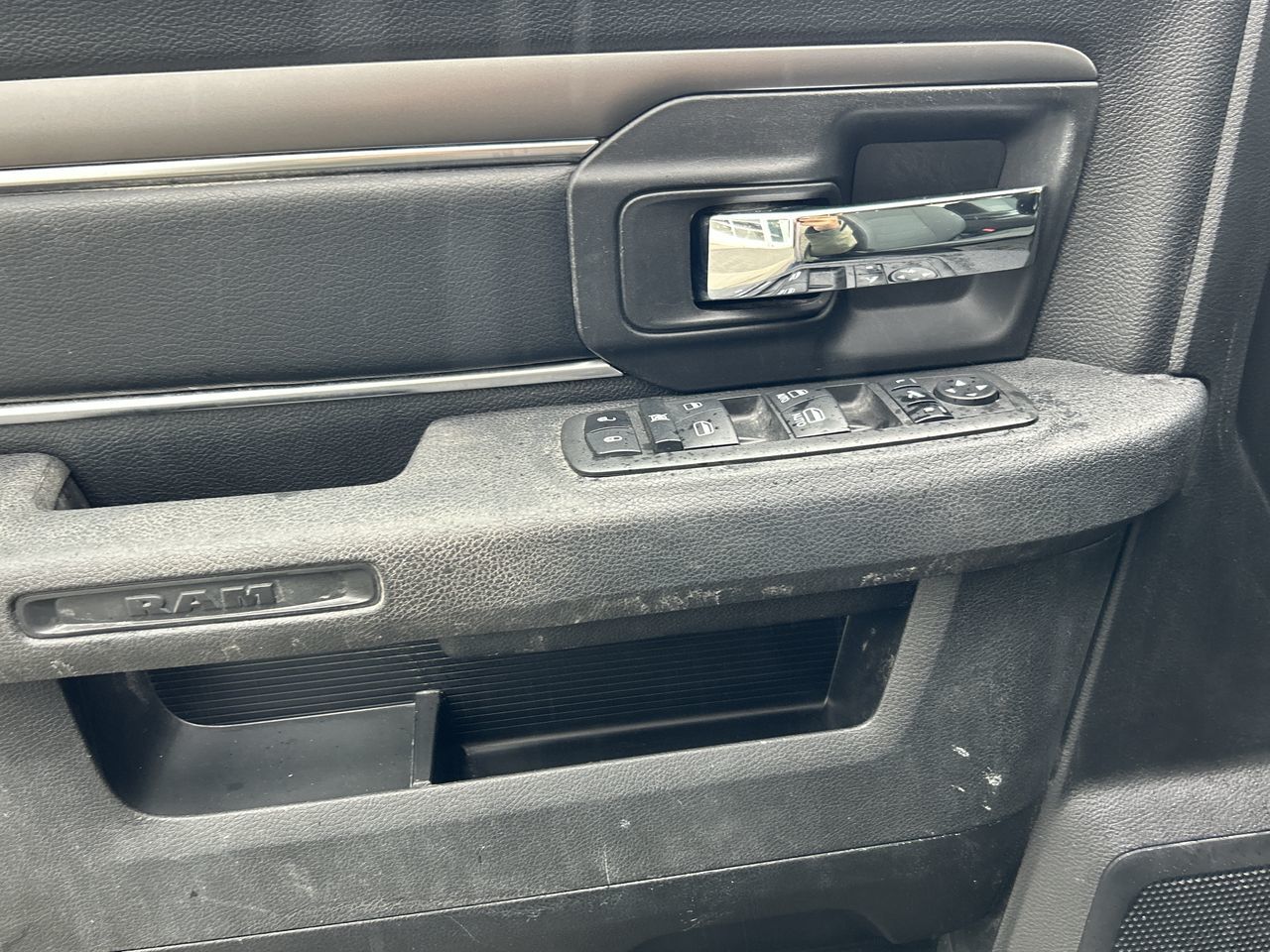 Ram RAM 1500 Classic Crew Cab 4x4 (DS)  2022 à Vancouver, Colombie-Britannique