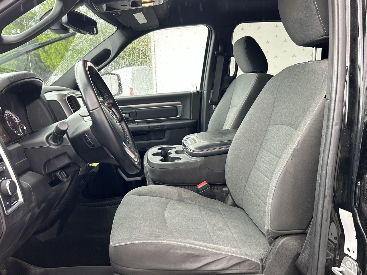 Ram RAM 1500 Classic Crew Cab 4x4 (DS)  2022 à Vancouver, Colombie-Britannique