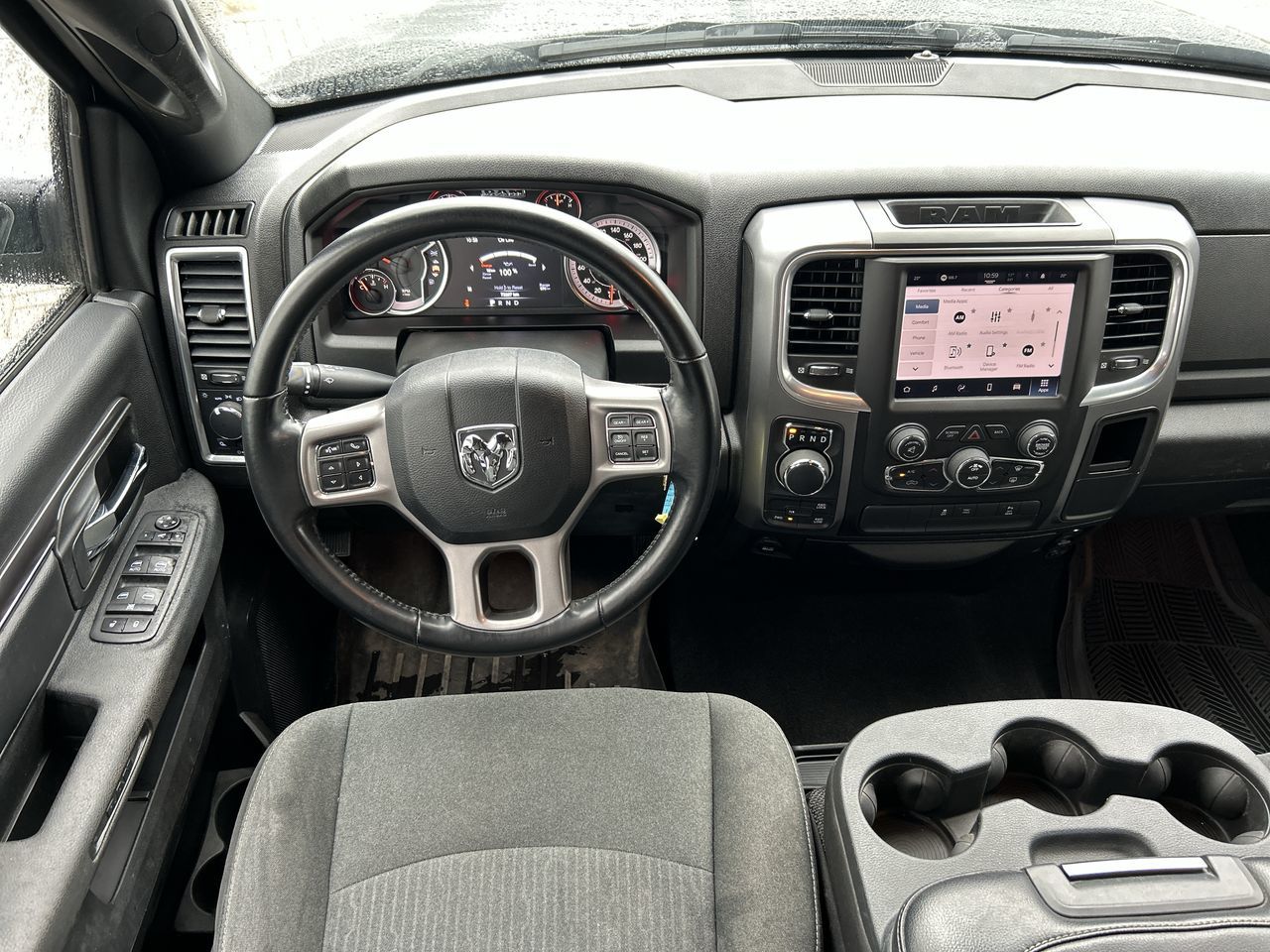 Ram RAM 1500 Classic Crew Cab 4x4 (DS)  2022 à Vancouver, Colombie-Britannique