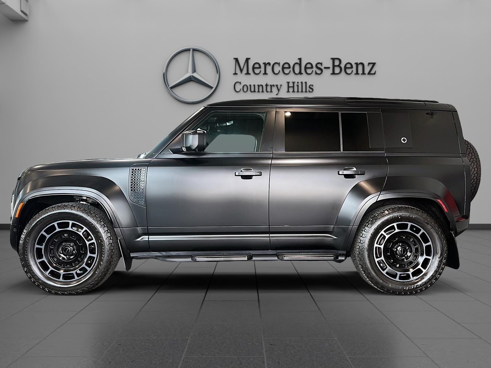 Photo 2026 Land Rover Defender 110 P635 OCTA Black #2
