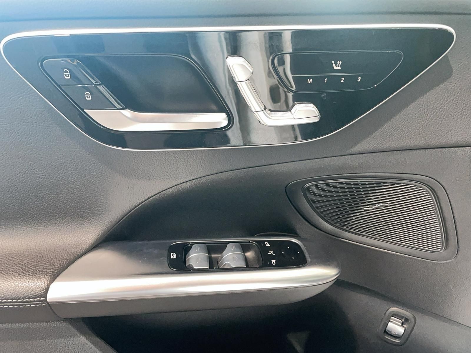 Photo 2022 Mercedes-Benz C300 4MATIC Sedan #4