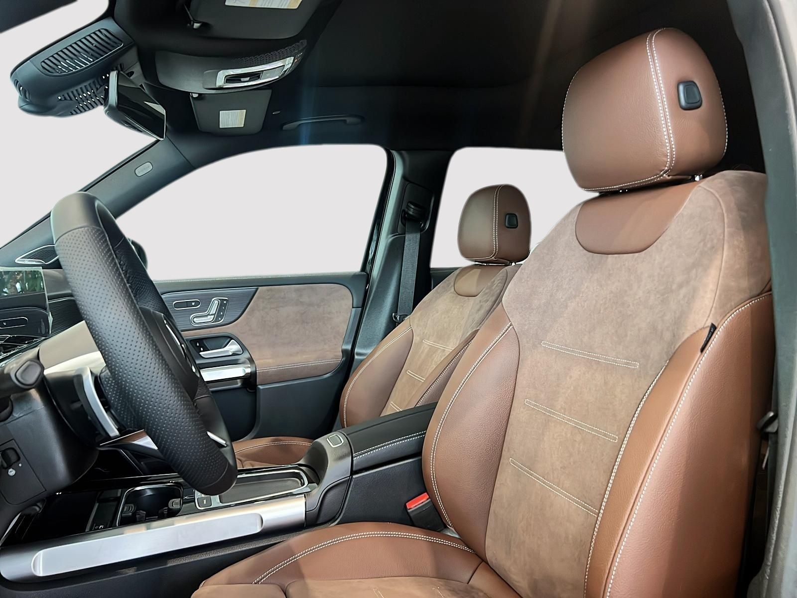 2026 Mercedes Benz GLB 250 4MATIC photo 3