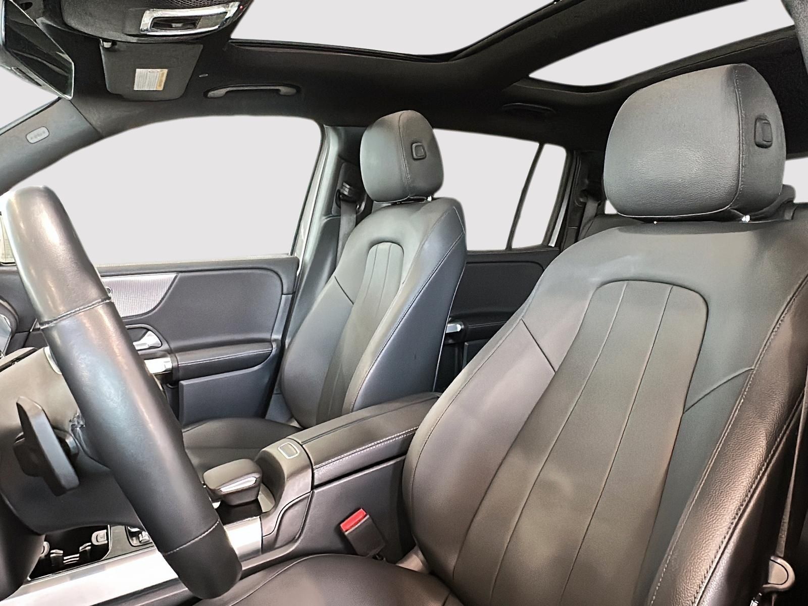 Photo 2022 Mercedes-Benz GLB250 4MATIC SUV #3