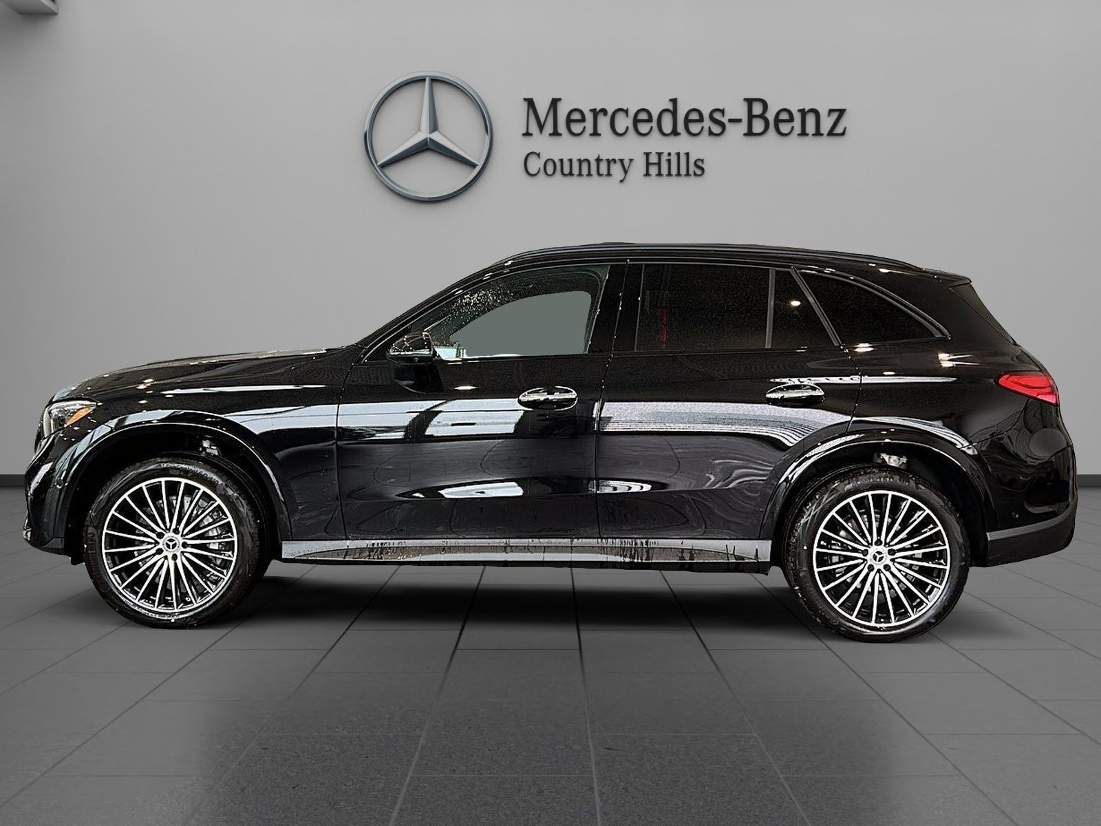 2025 Mercedes Benz GLC 300 4MATIC photo 2