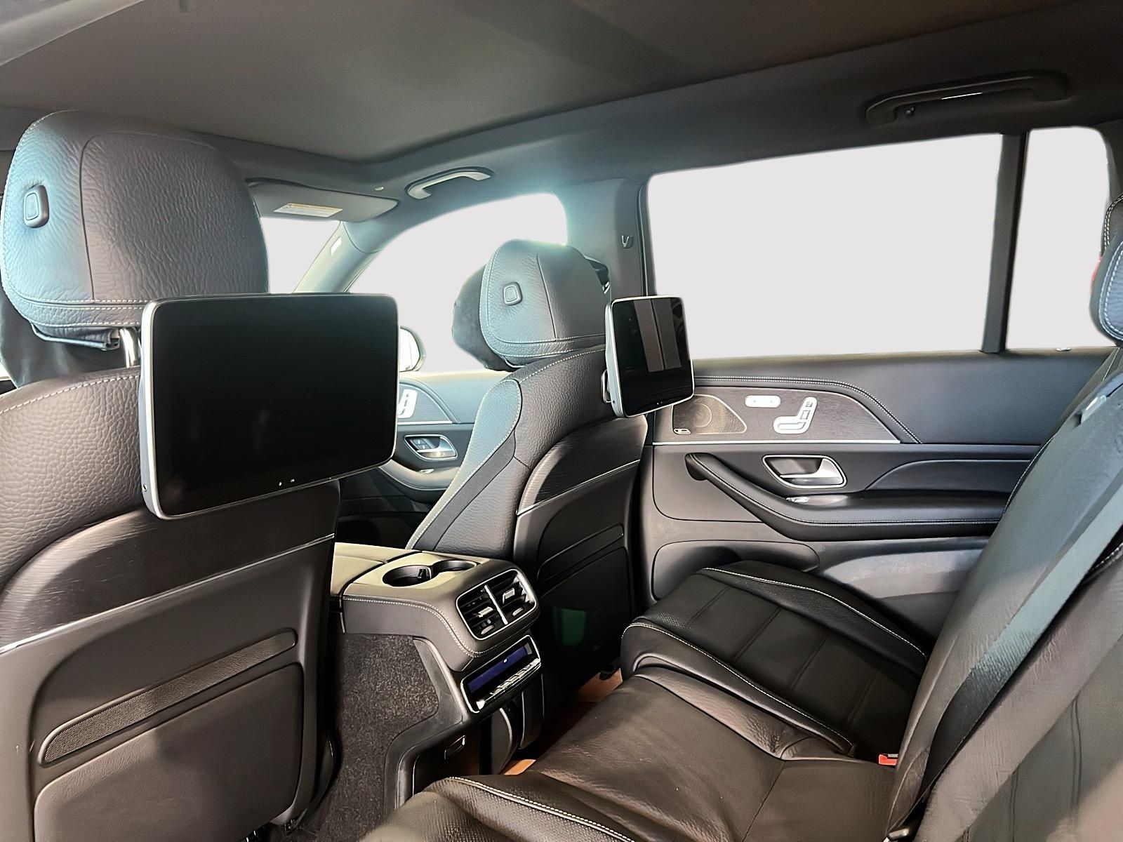 2026 Mercedes Benz GLS 450 4MATIC photo 4