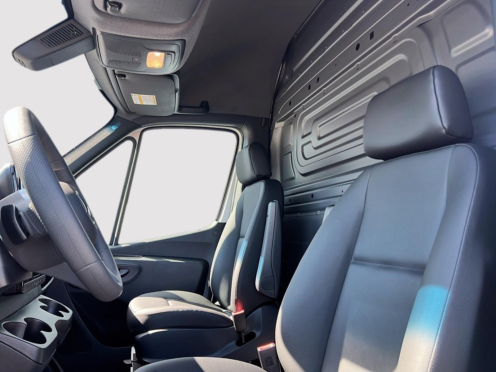 Photo 2026 Mercedes-Benz Sprinter 2500 170 Wheelbase High Roof AWD #3
