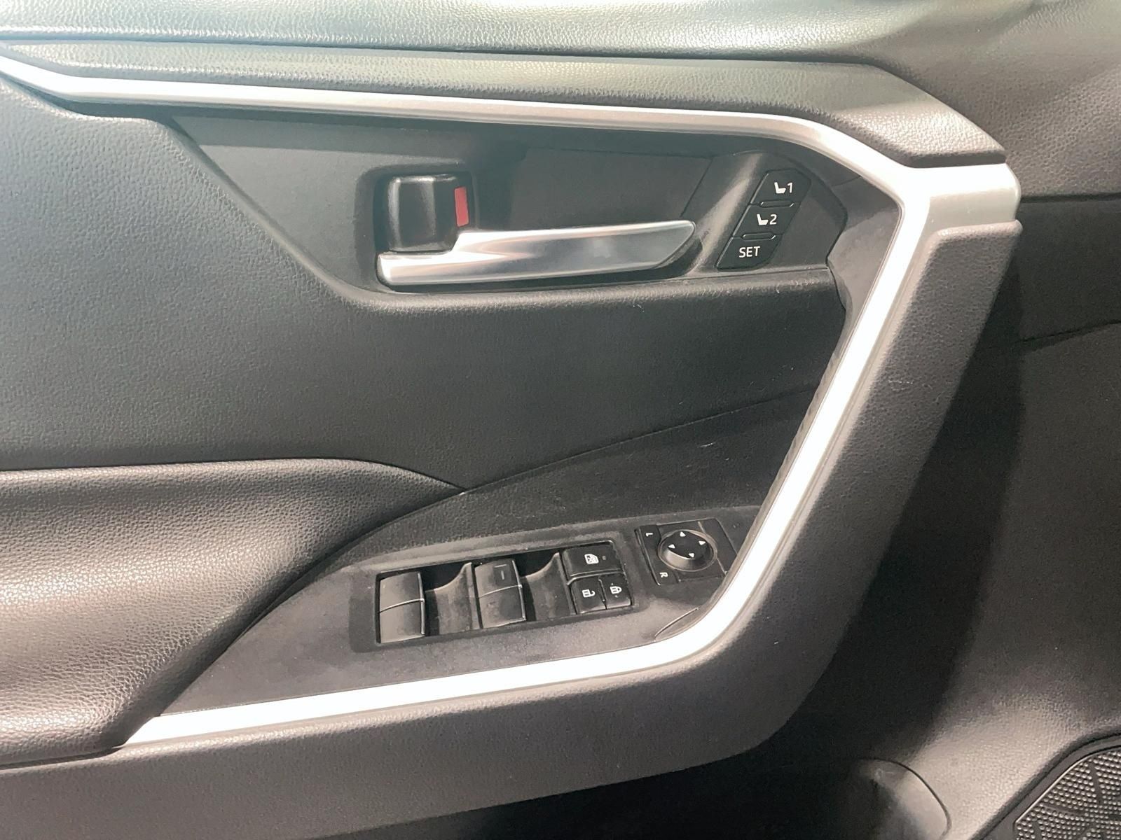 Photo 2021 Toyota RAV4 XLE AWD #4