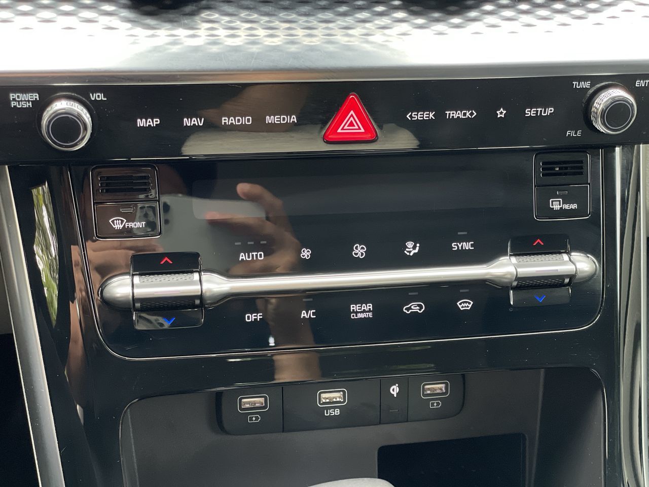 2024 Kia Carnival in North Vancouver, British Columbia
