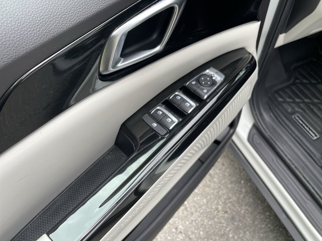 2024 Kia Carnival in North Vancouver, British Columbia