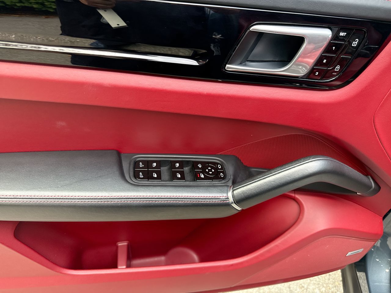 2020  Cayenne