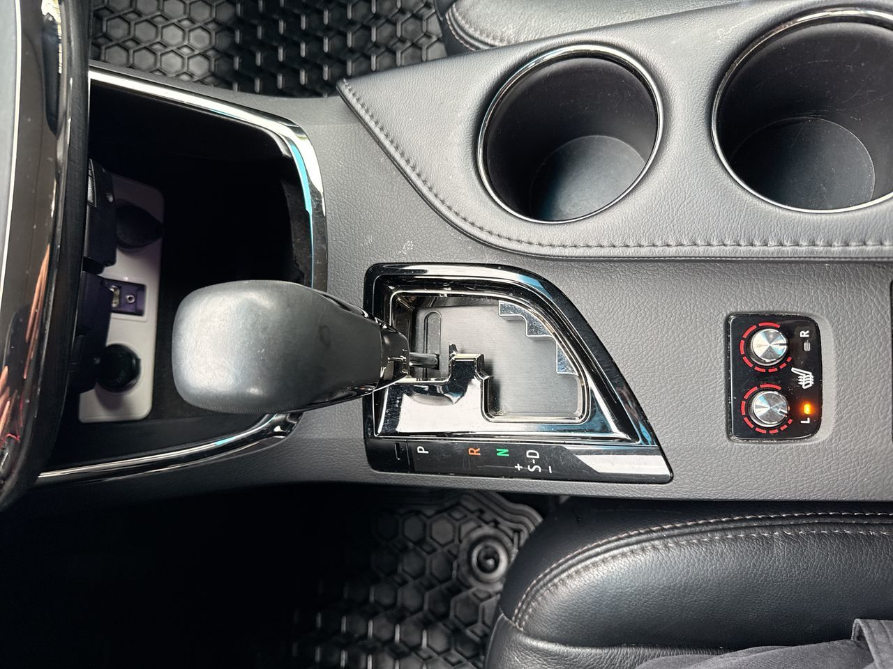 2017 Toyota Avalon in North Vancouver, British Columbia