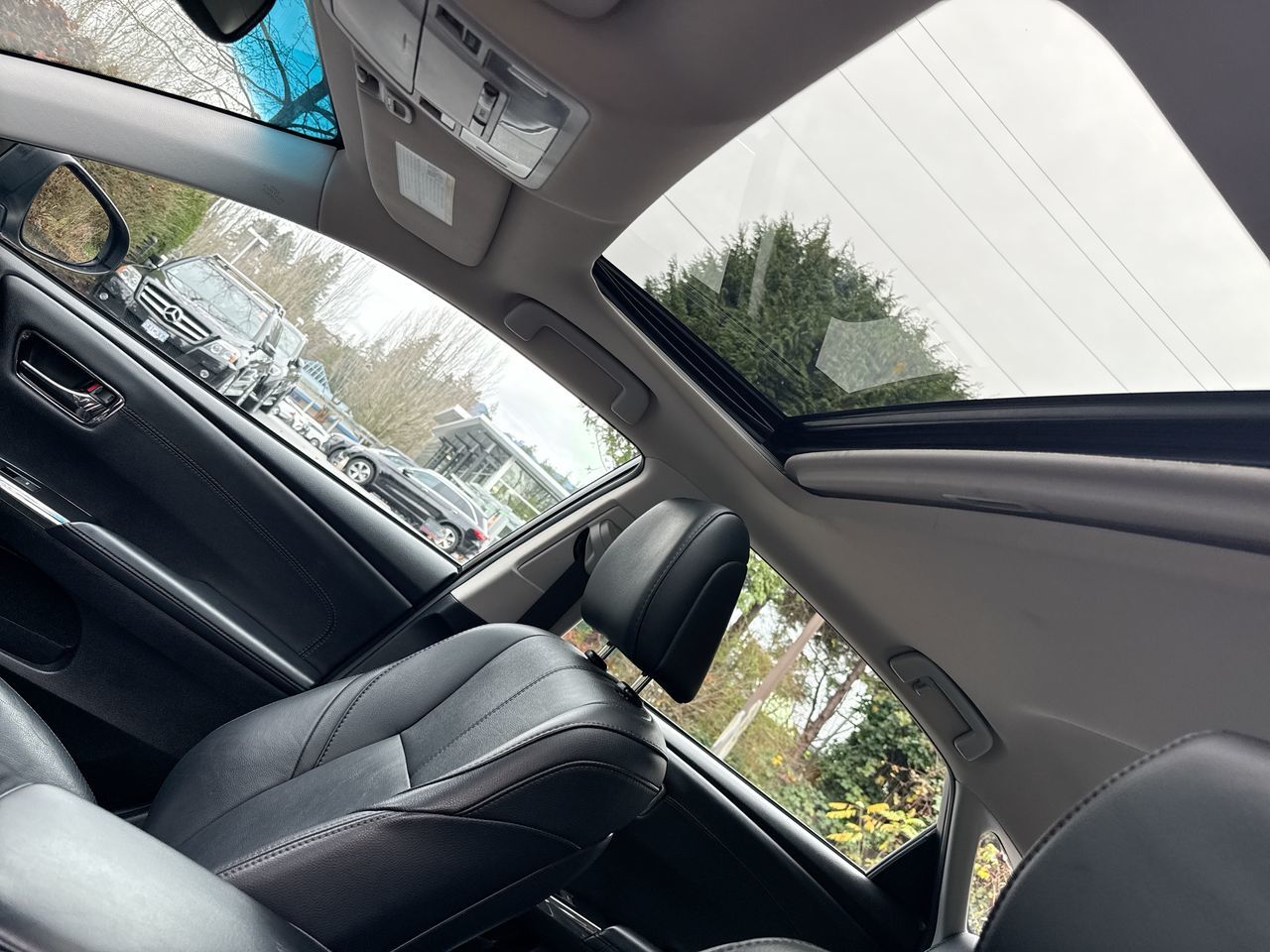 2017 Toyota Avalon in North Vancouver, British Columbia