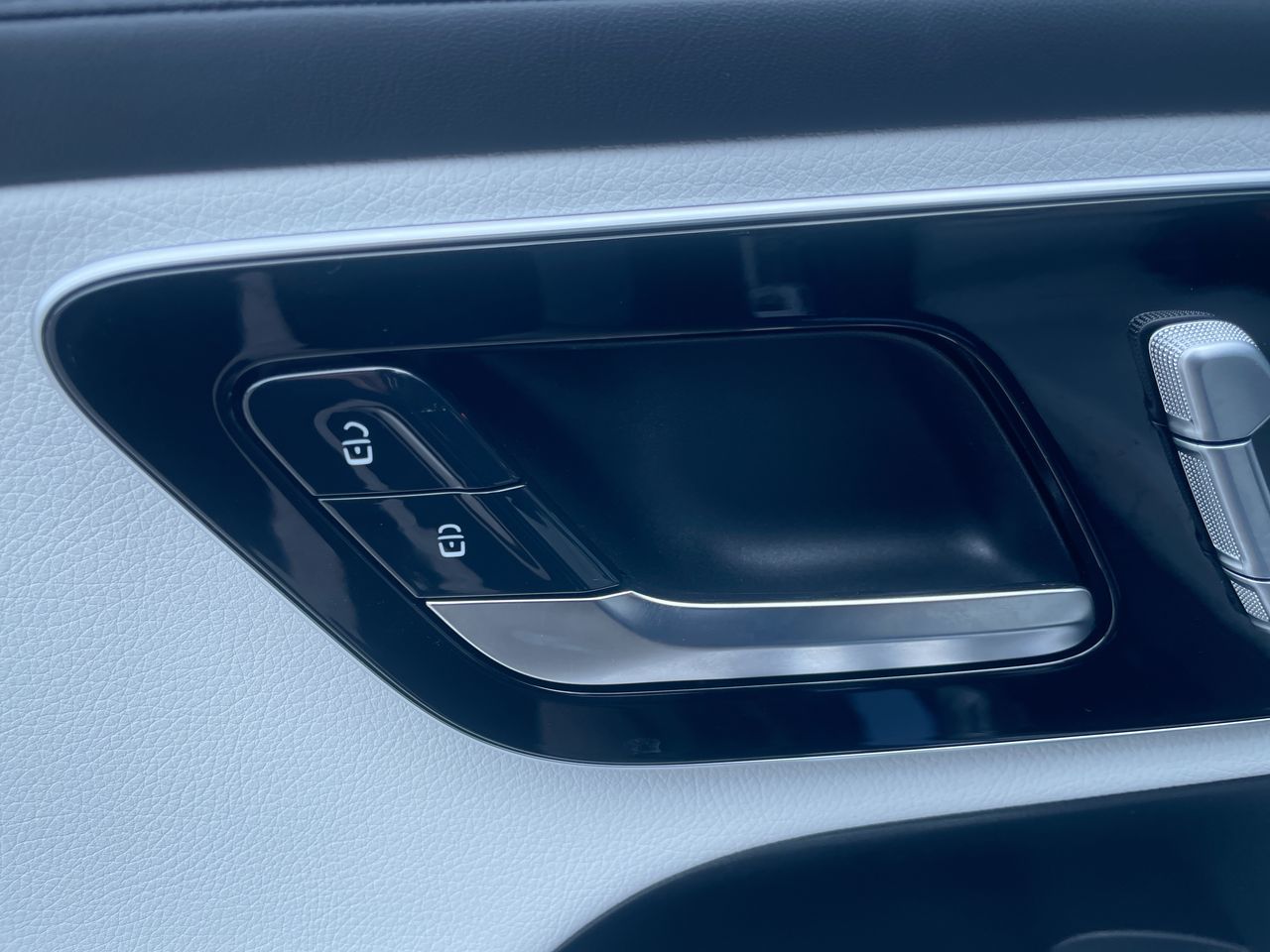 2025 Mercedes-Benz GLC300