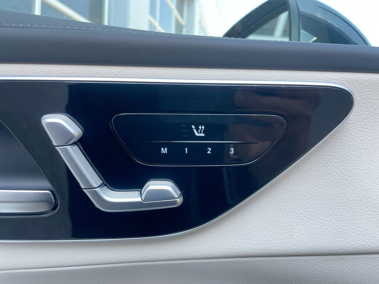 2025 Mercedes-Benz GLC300