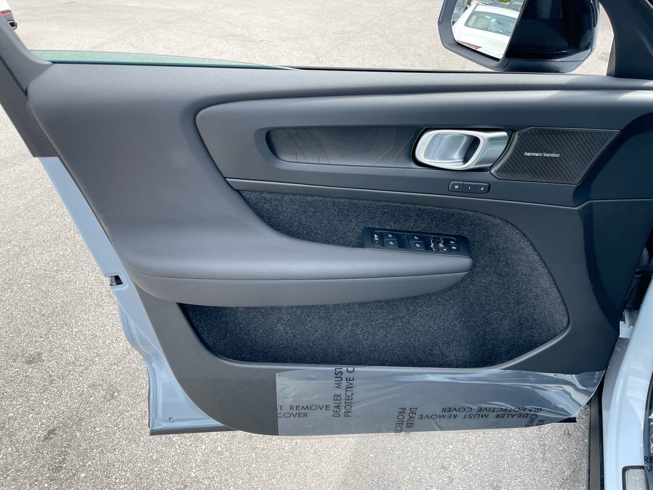 2025 Volvo EX40