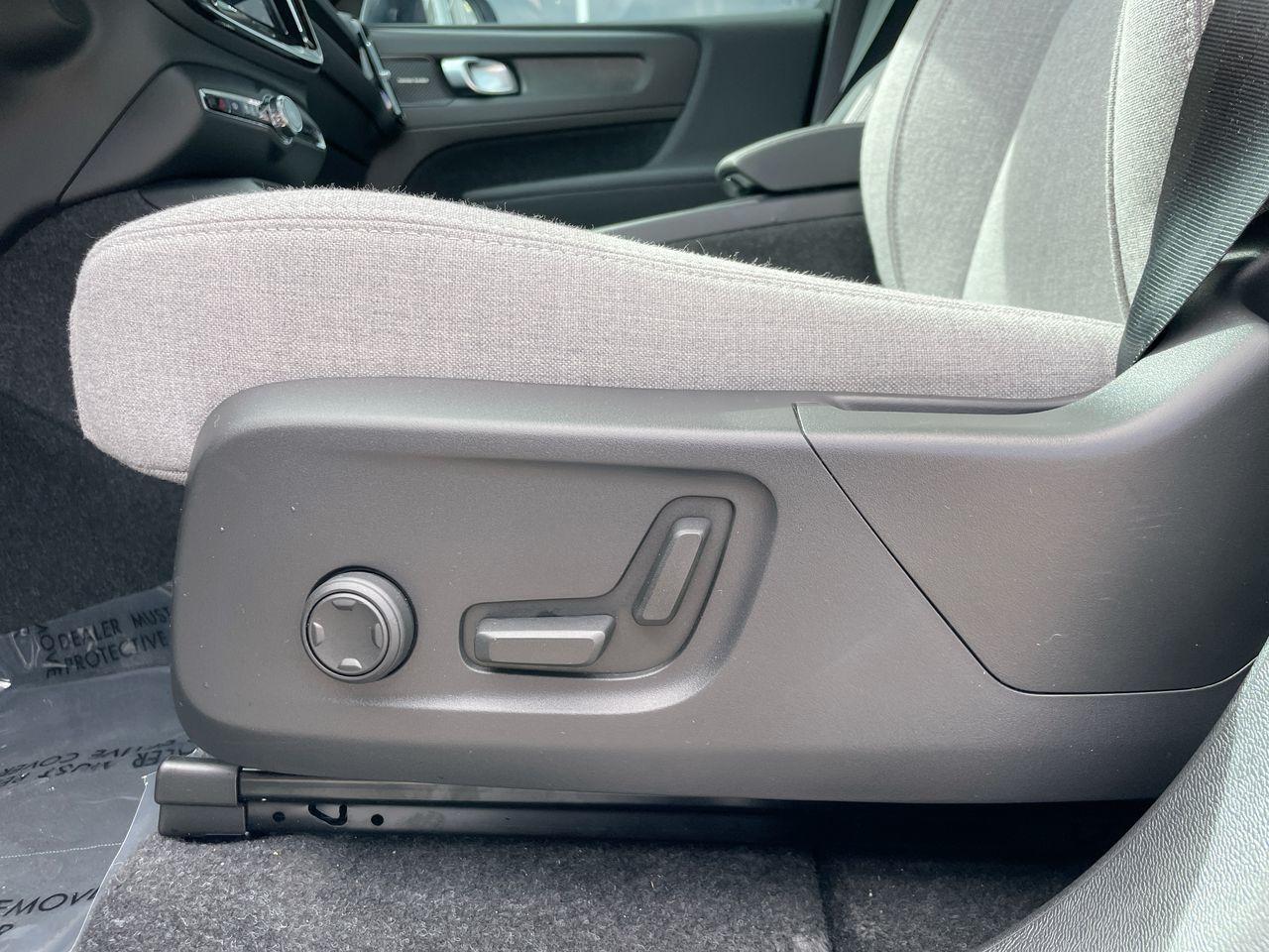2025 Volvo EX40