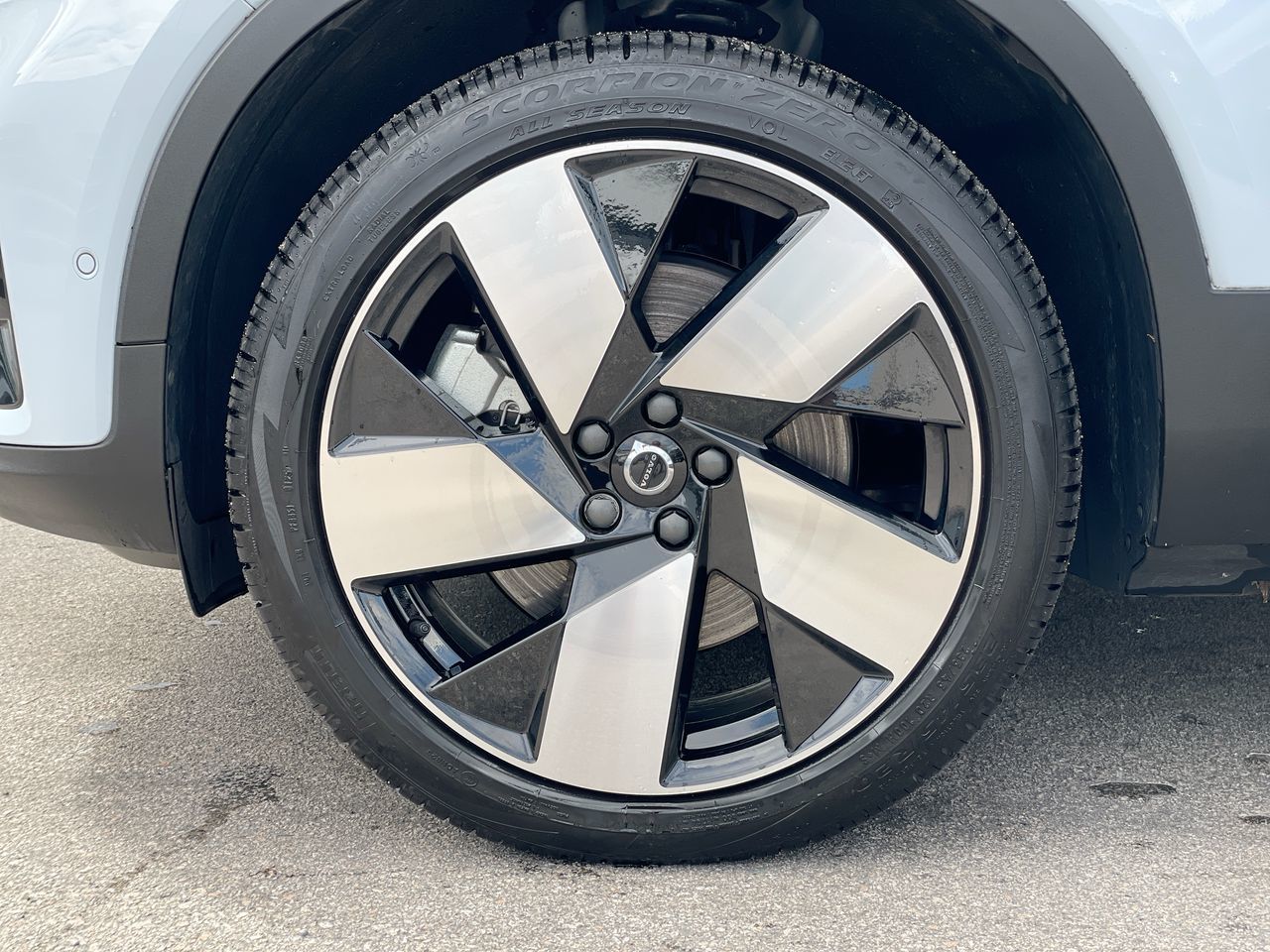 2025 Volvo EX40