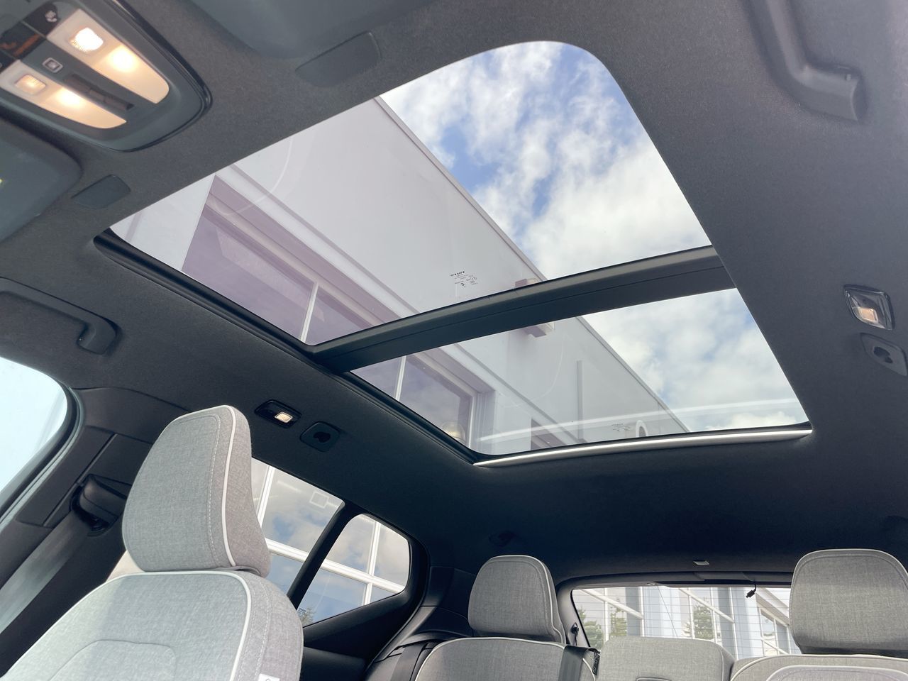 2025 Volvo EX40