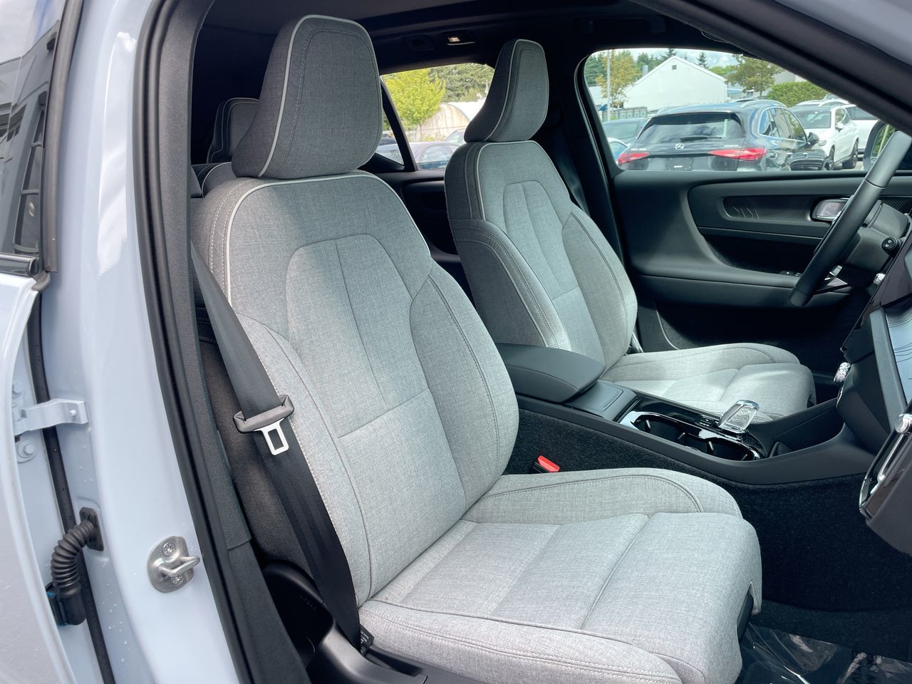 2025 Volvo EX40