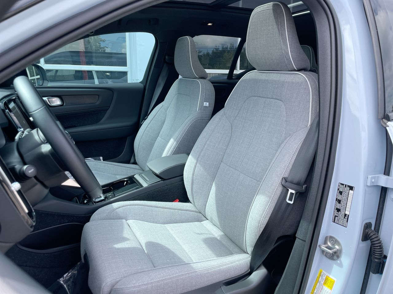 2025 Volvo EX40