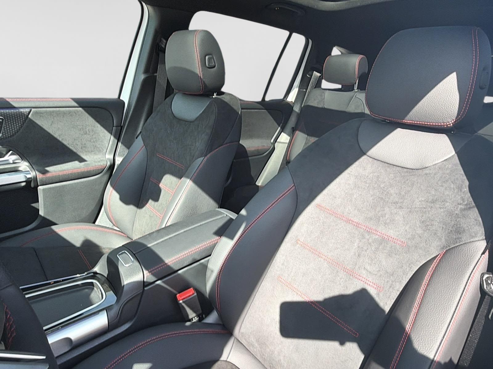 Photo 2026 Mercedes-Benz GLB 250 4MATIC SUV #8