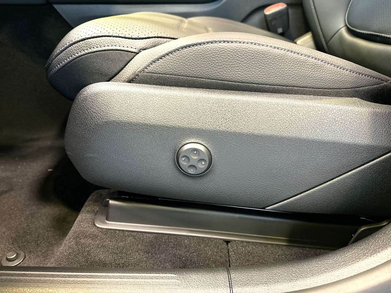 2025 Mercedes-Benz GLC300 in Vancouver, British Columbia