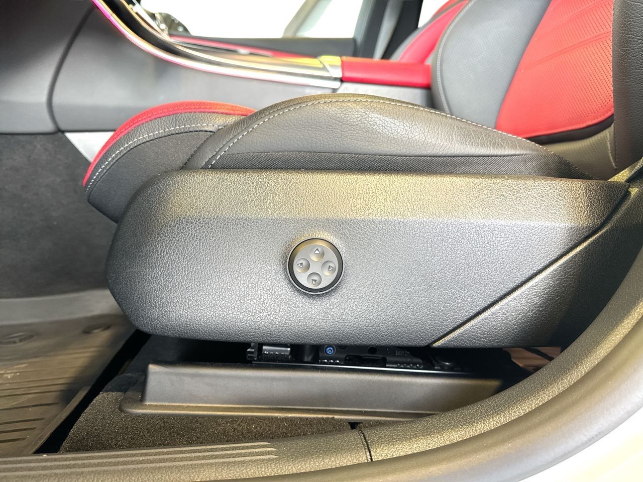 2025 Mercedes-Benz GLC300