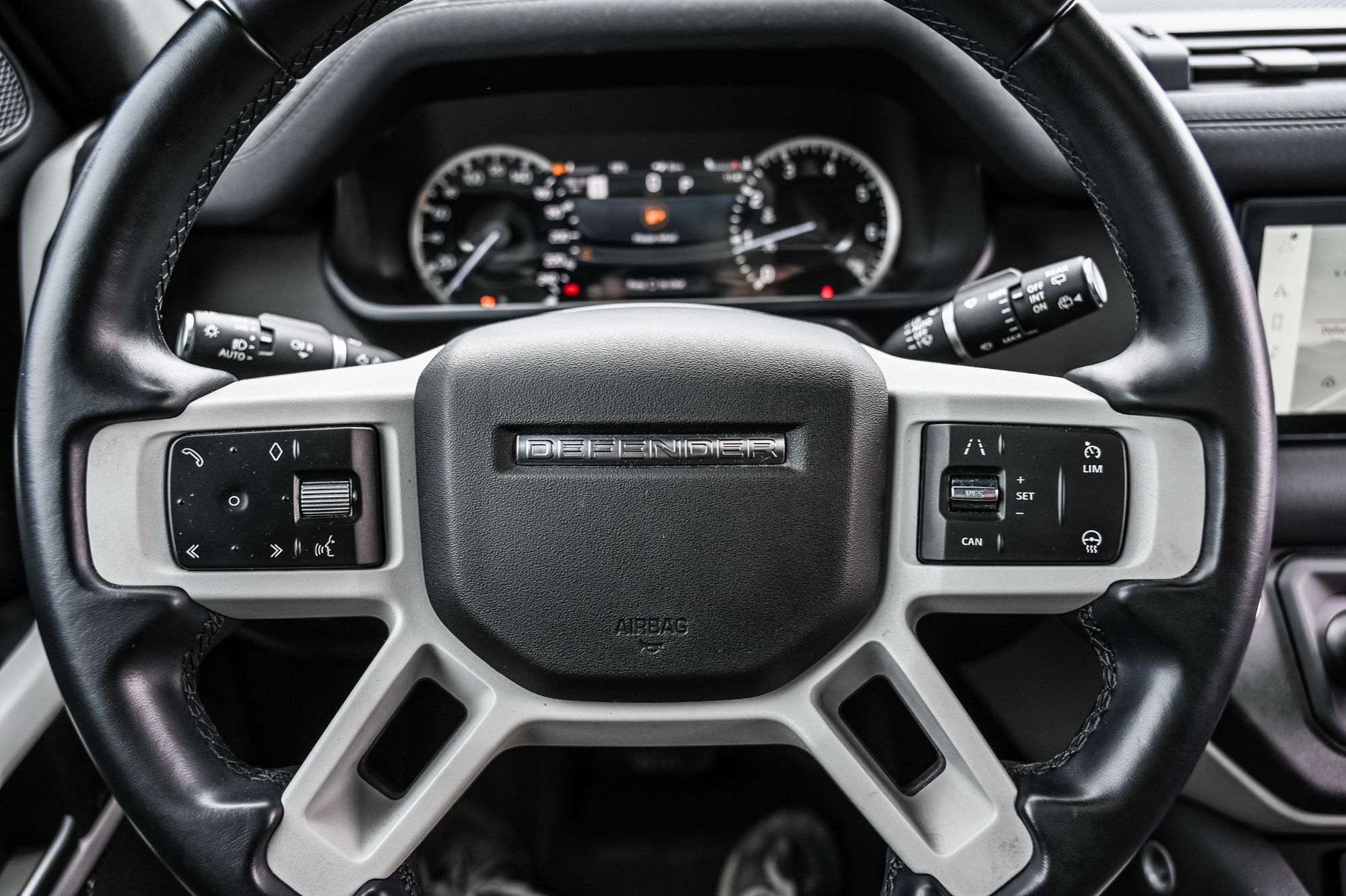 Land Rover Defender  2023