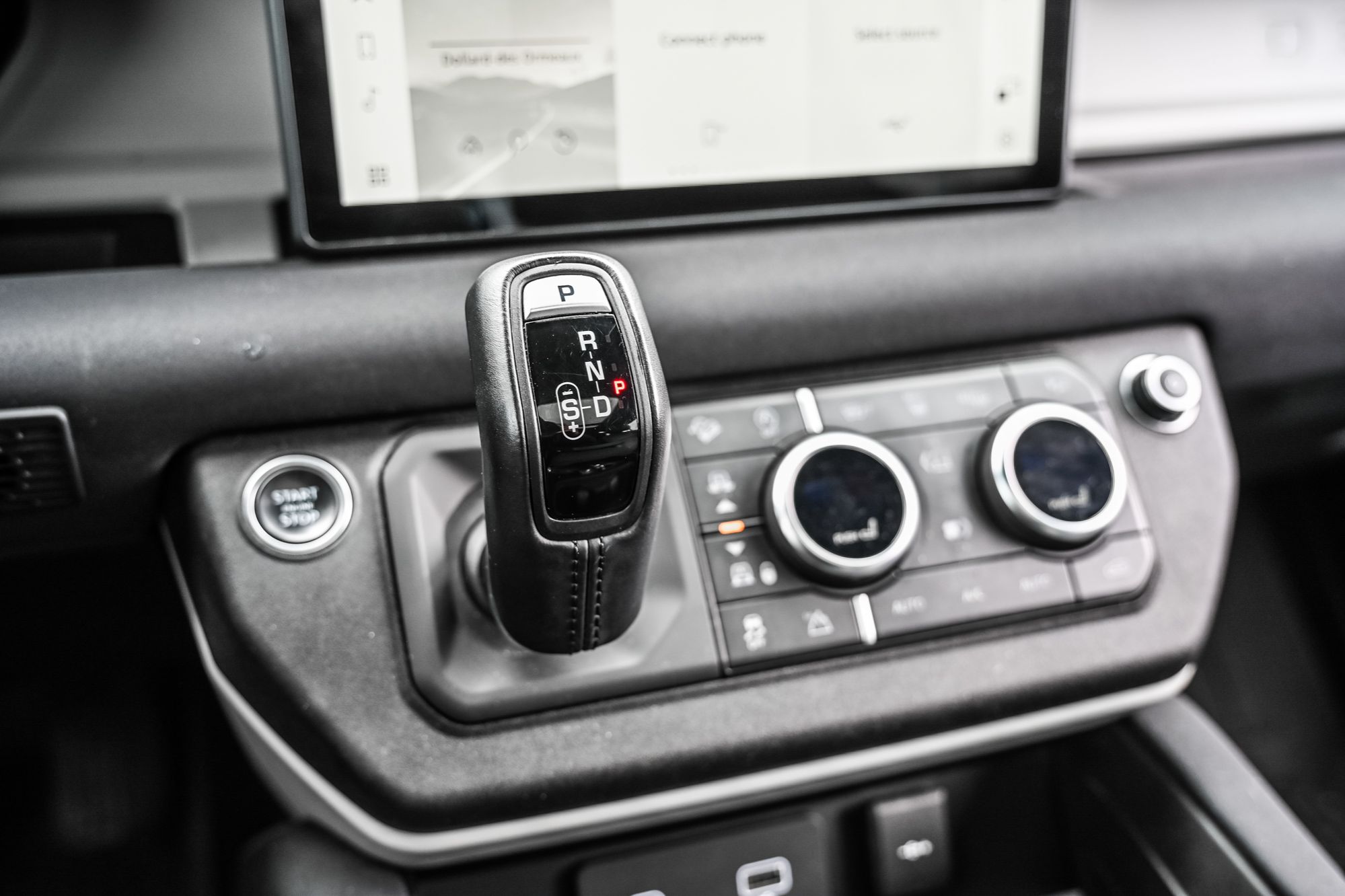 Land Rover Defender  2023