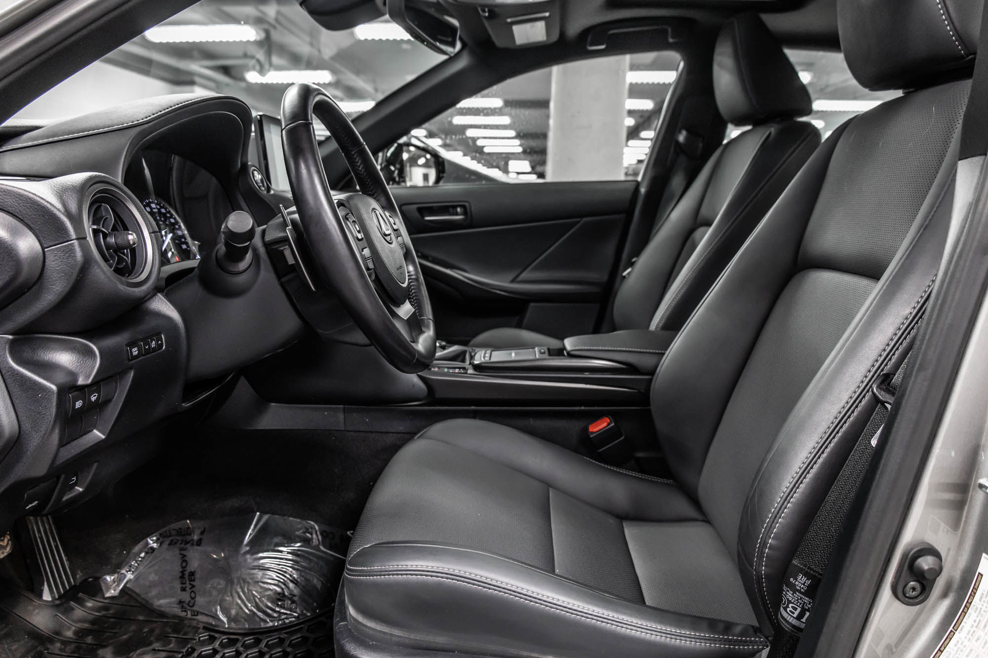 2022 Lexus IS in Dollard-des-Ormeaux, Quebec