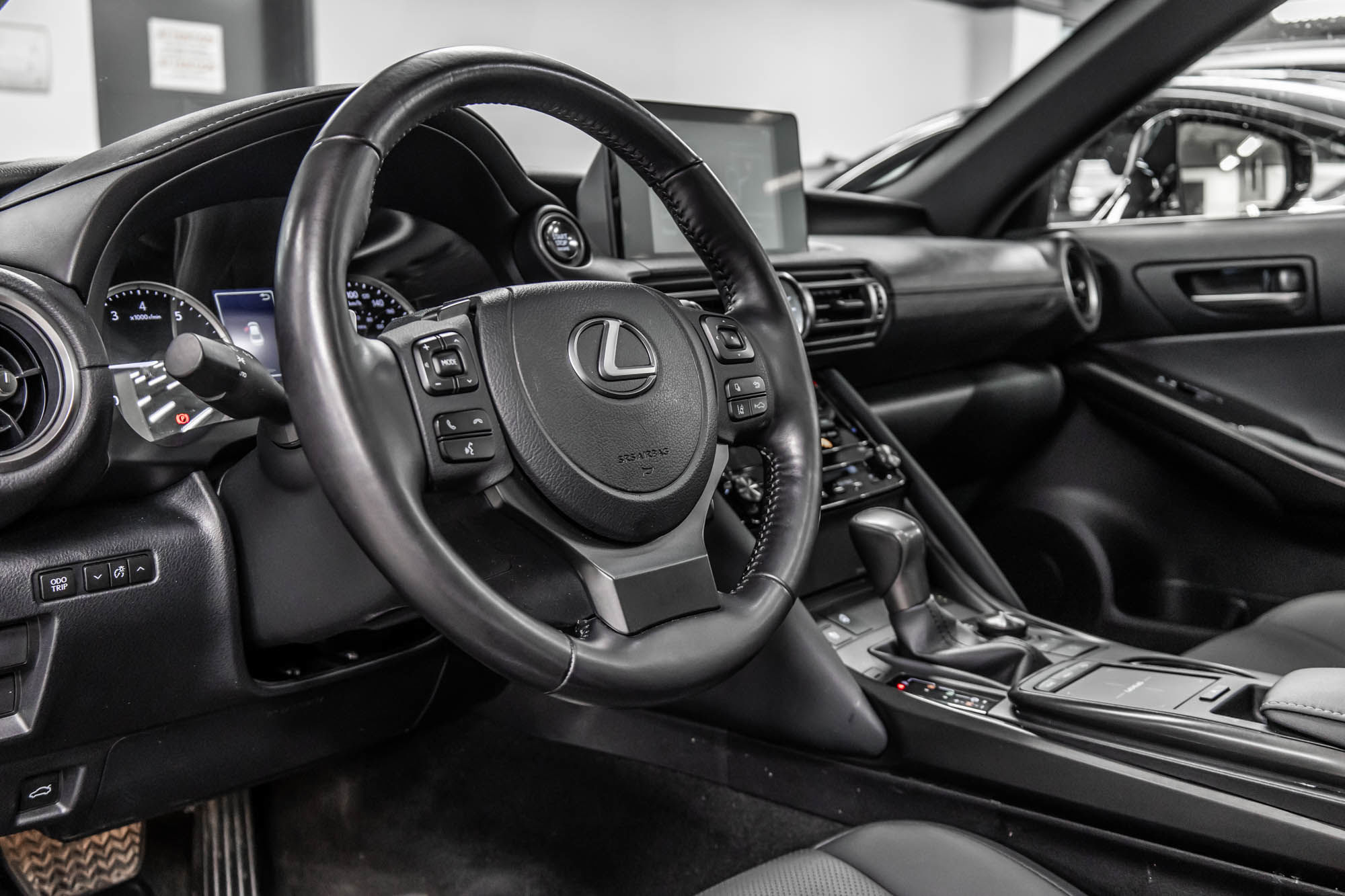 2022 Lexus IS in Dollard-des-Ormeaux, Quebec