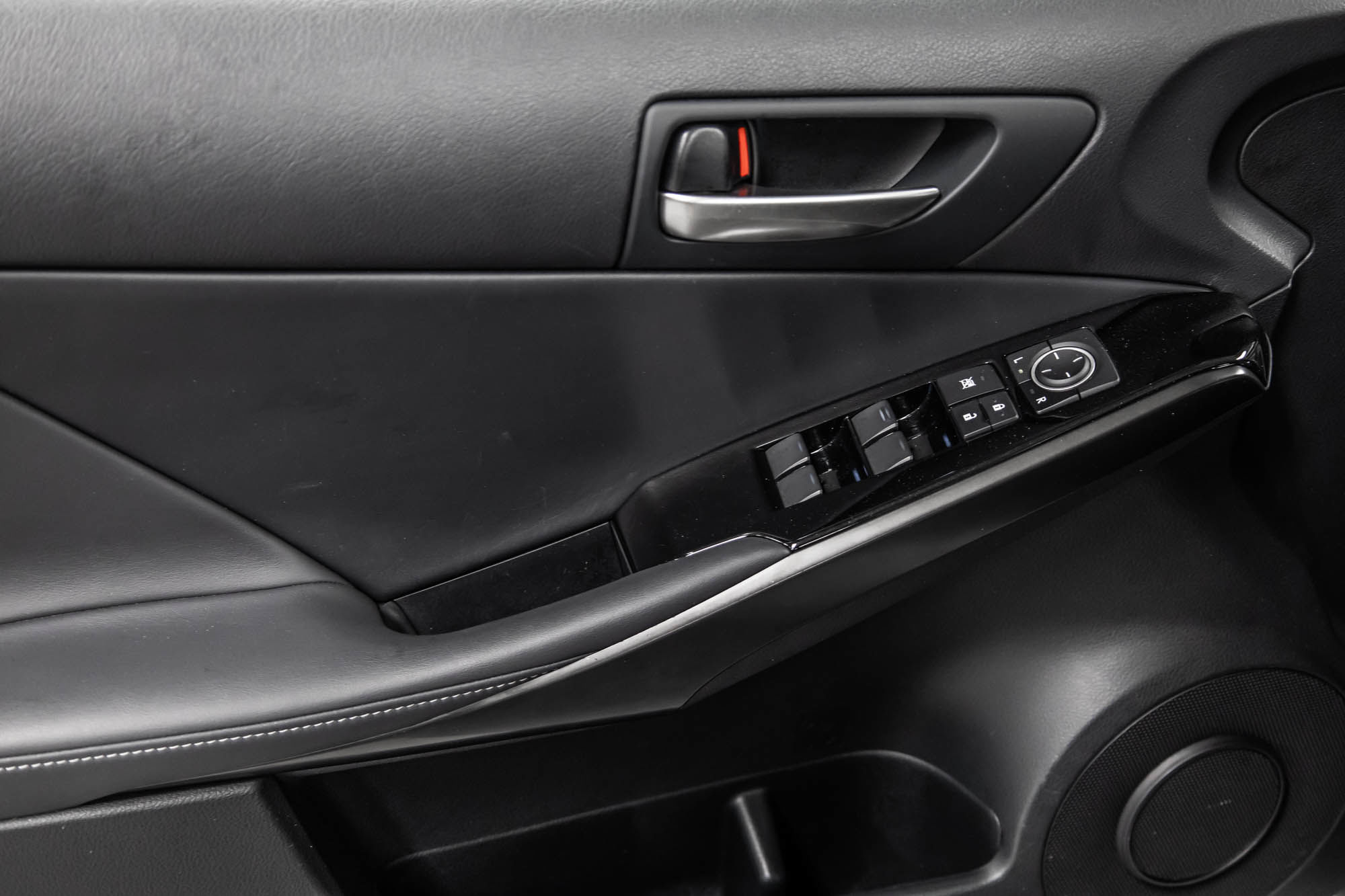 2022 Lexus IS in Dollard-des-Ormeaux, Quebec