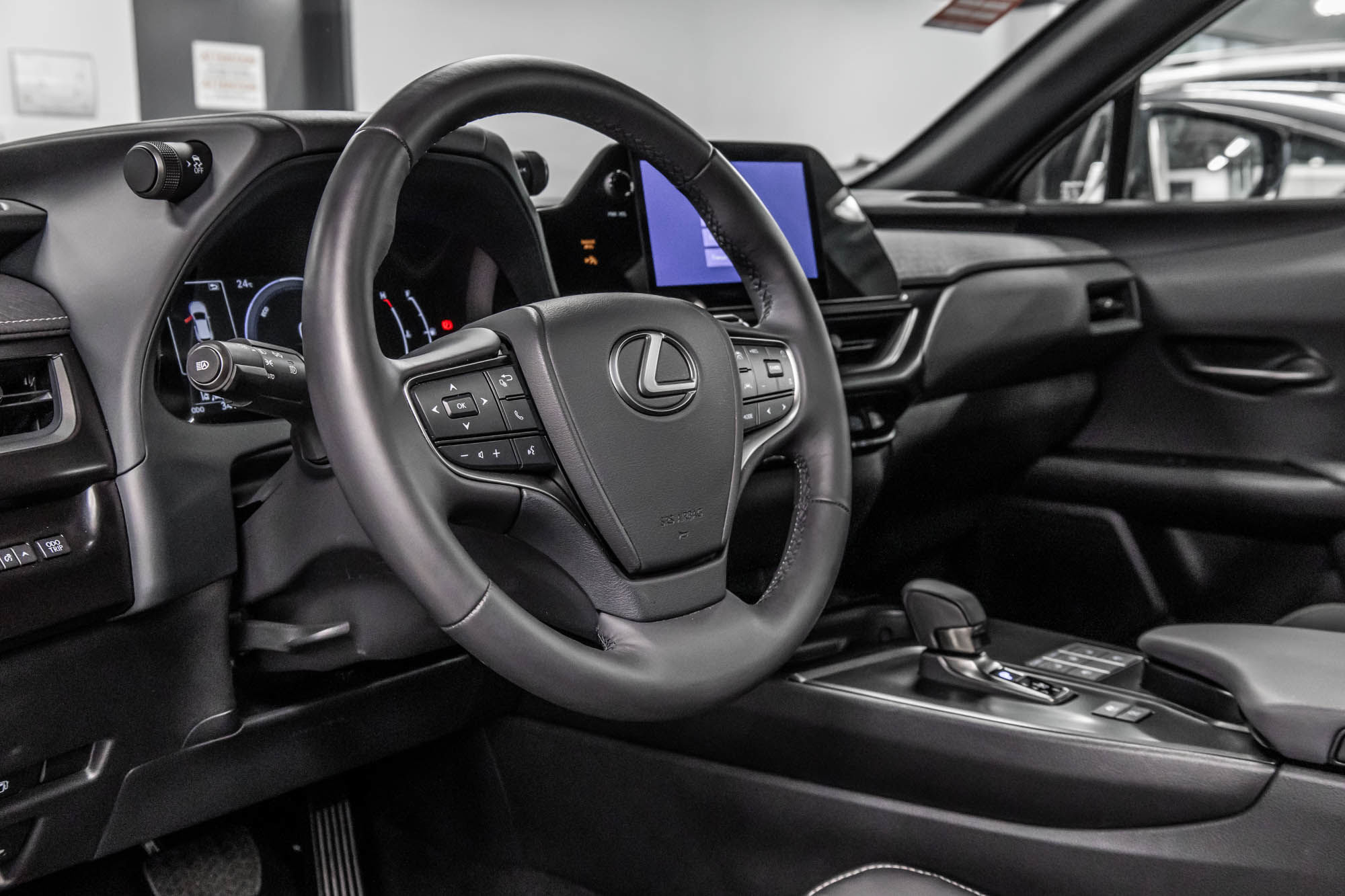 Lexus UXH  2025 à Dollard-des-Ormeaux, Québec