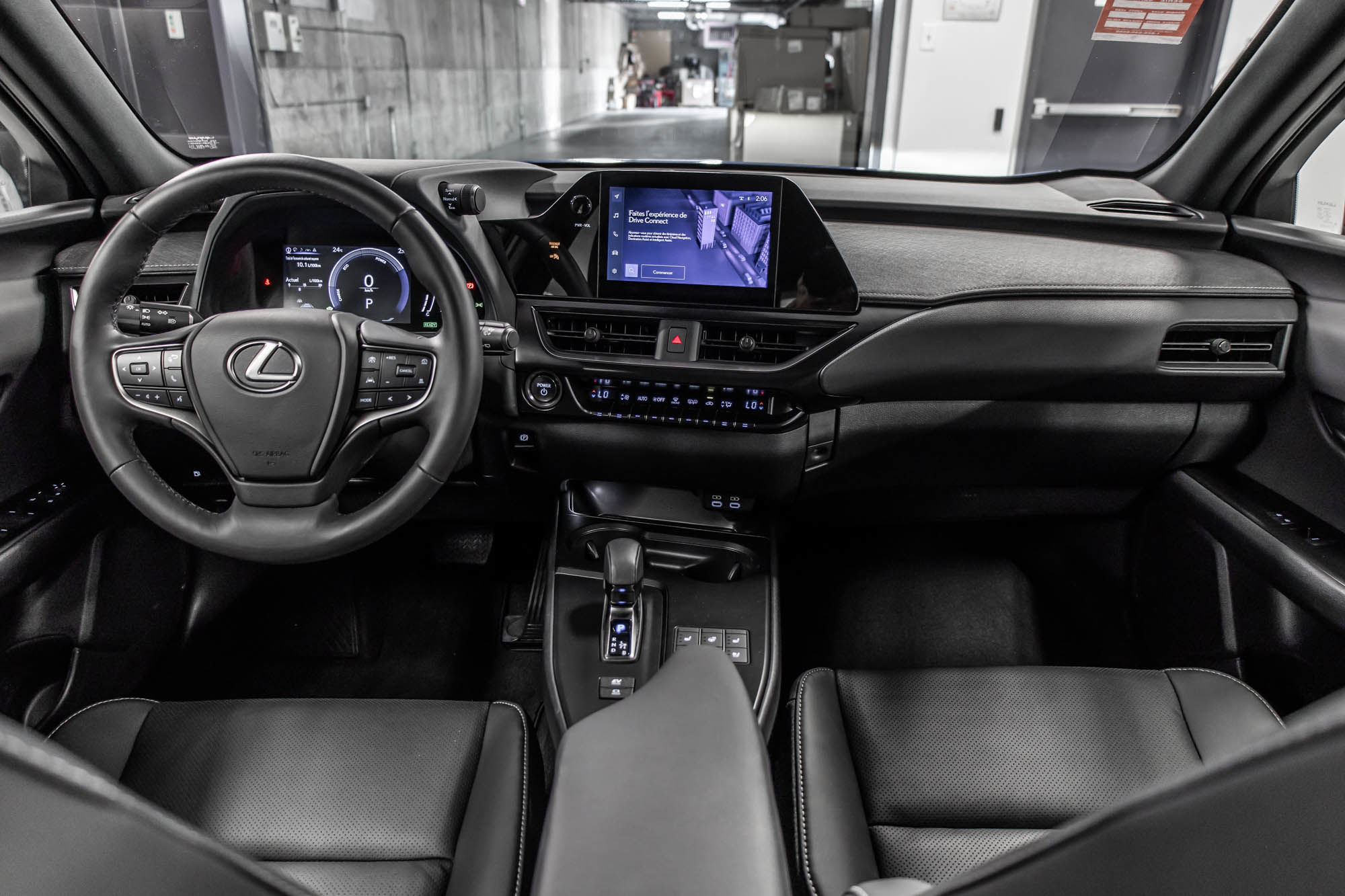 Lexus UXH  2025 à Dollard-des-Ormeaux, Québec