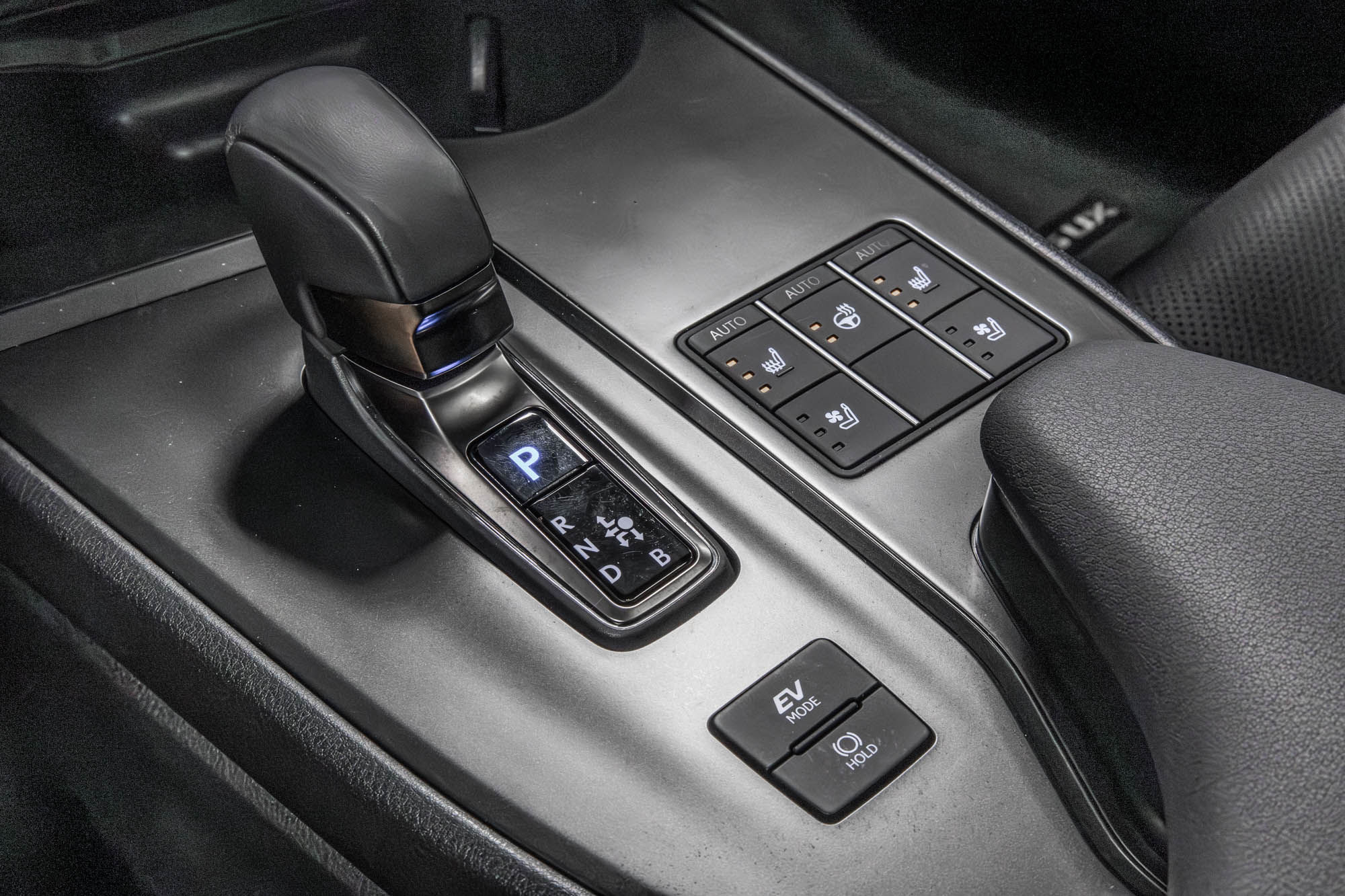 Lexus UXH  2025 à Dollard-des-Ormeaux, Québec