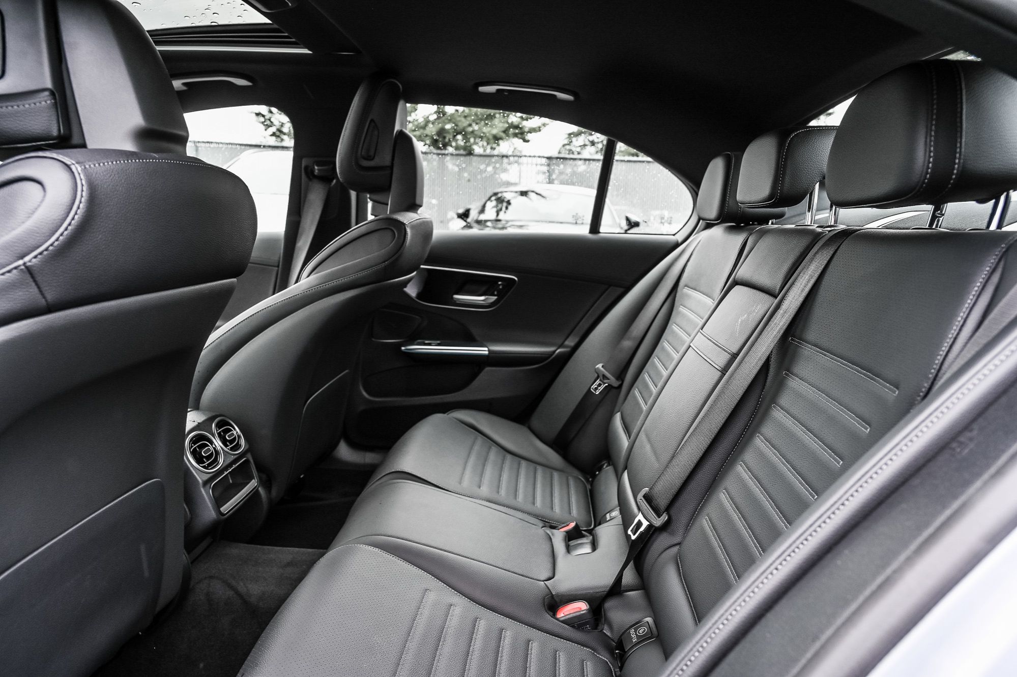 Mercedes-Benz C300  2025
