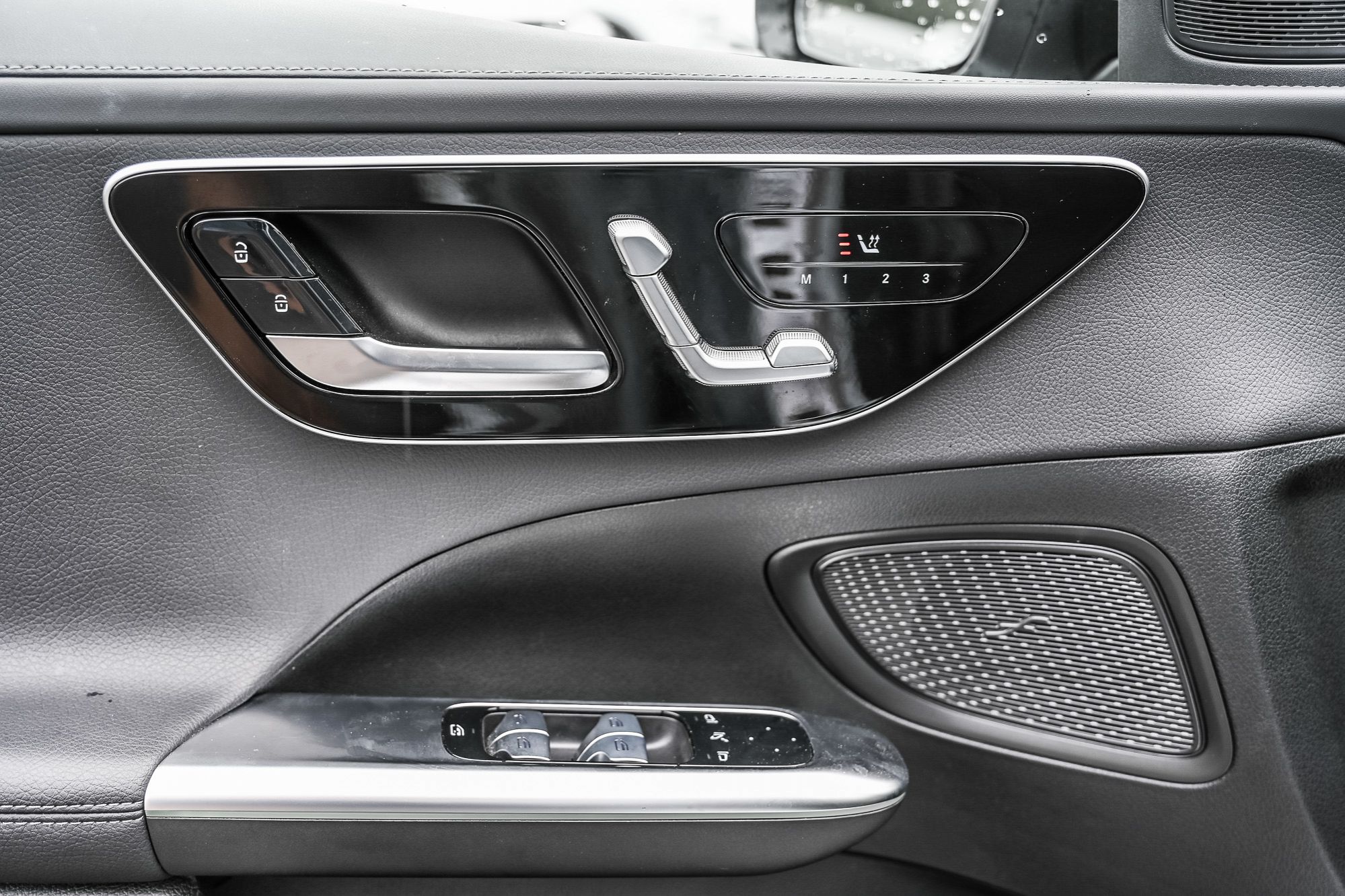 Mercedes-Benz C300  2025