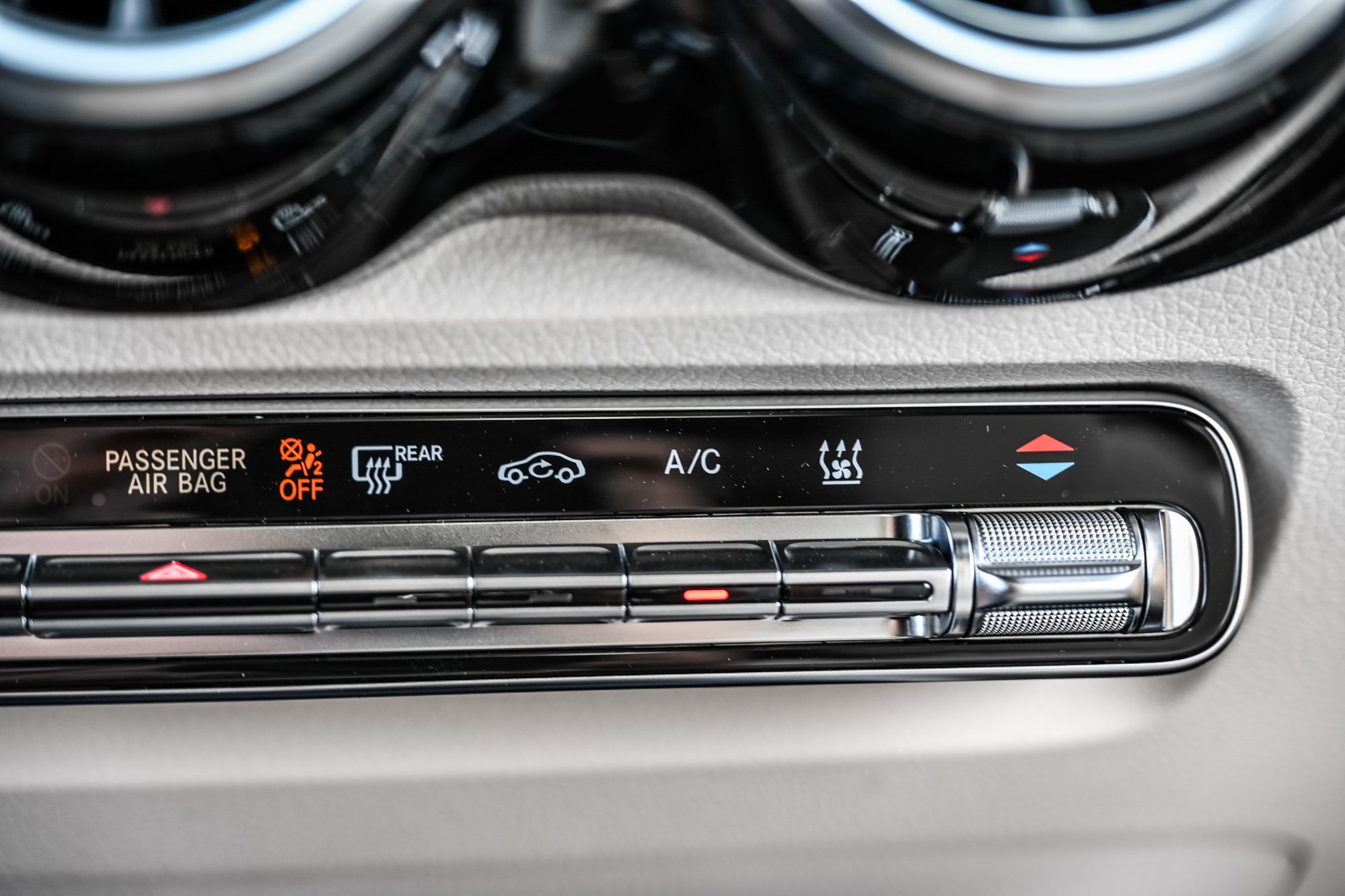 Mercedes-Benz EQB  2025