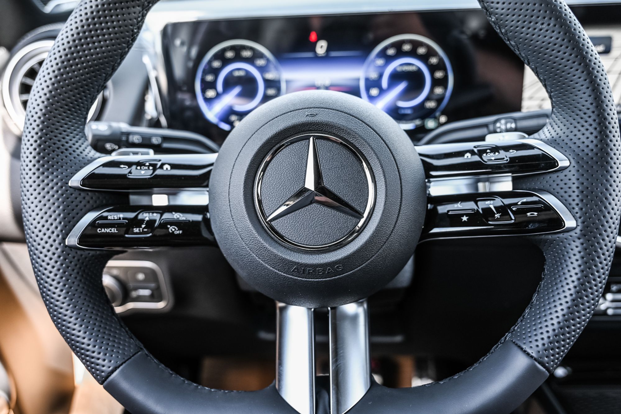 Mercedes-Benz EQB  2025