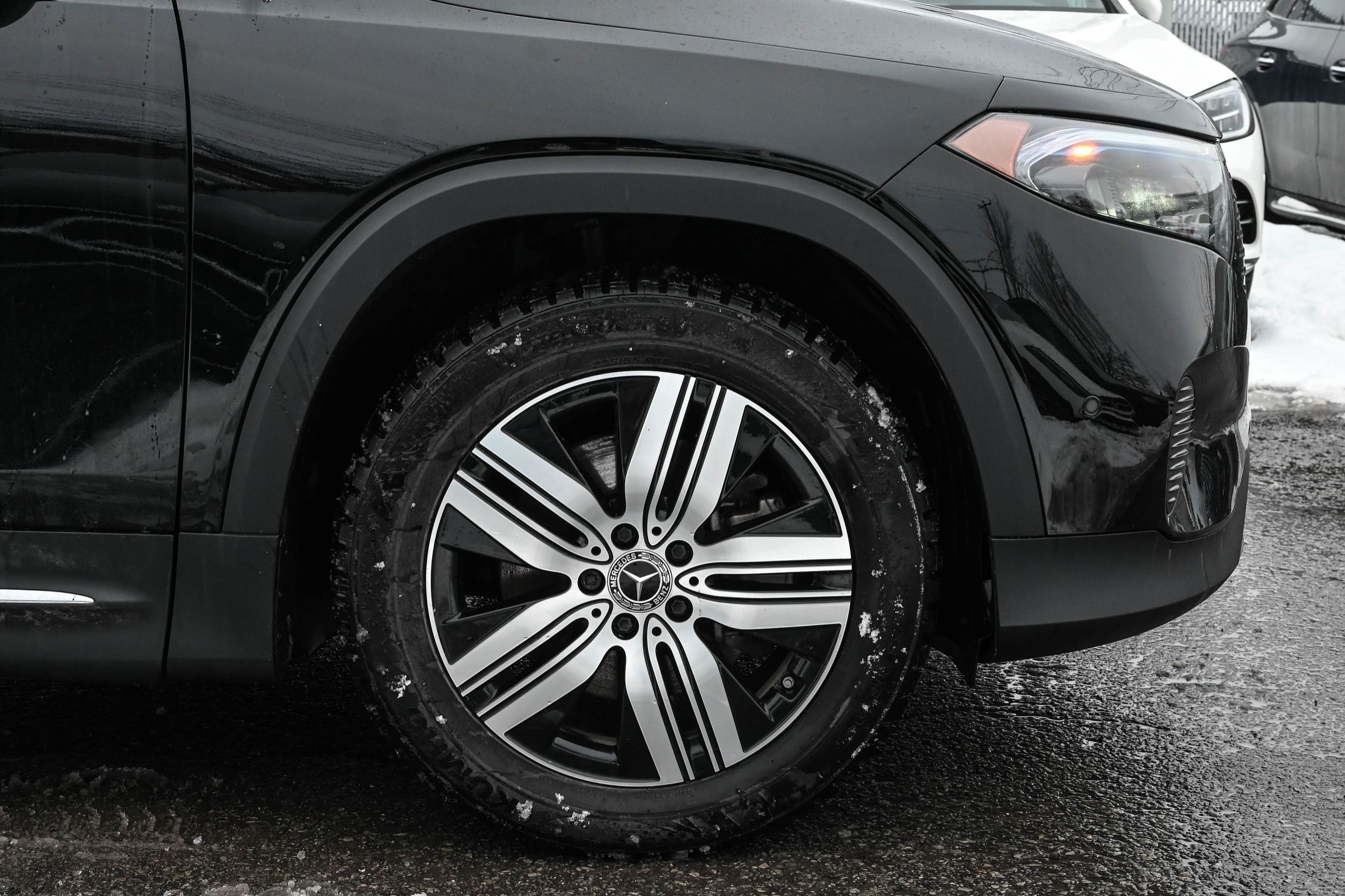 Mercedes-Benz EQB300  2024