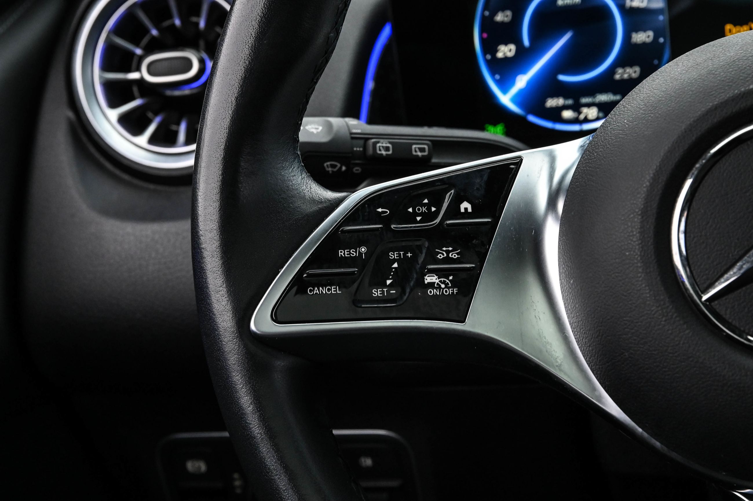 Mercedes-Benz EQB300  2024