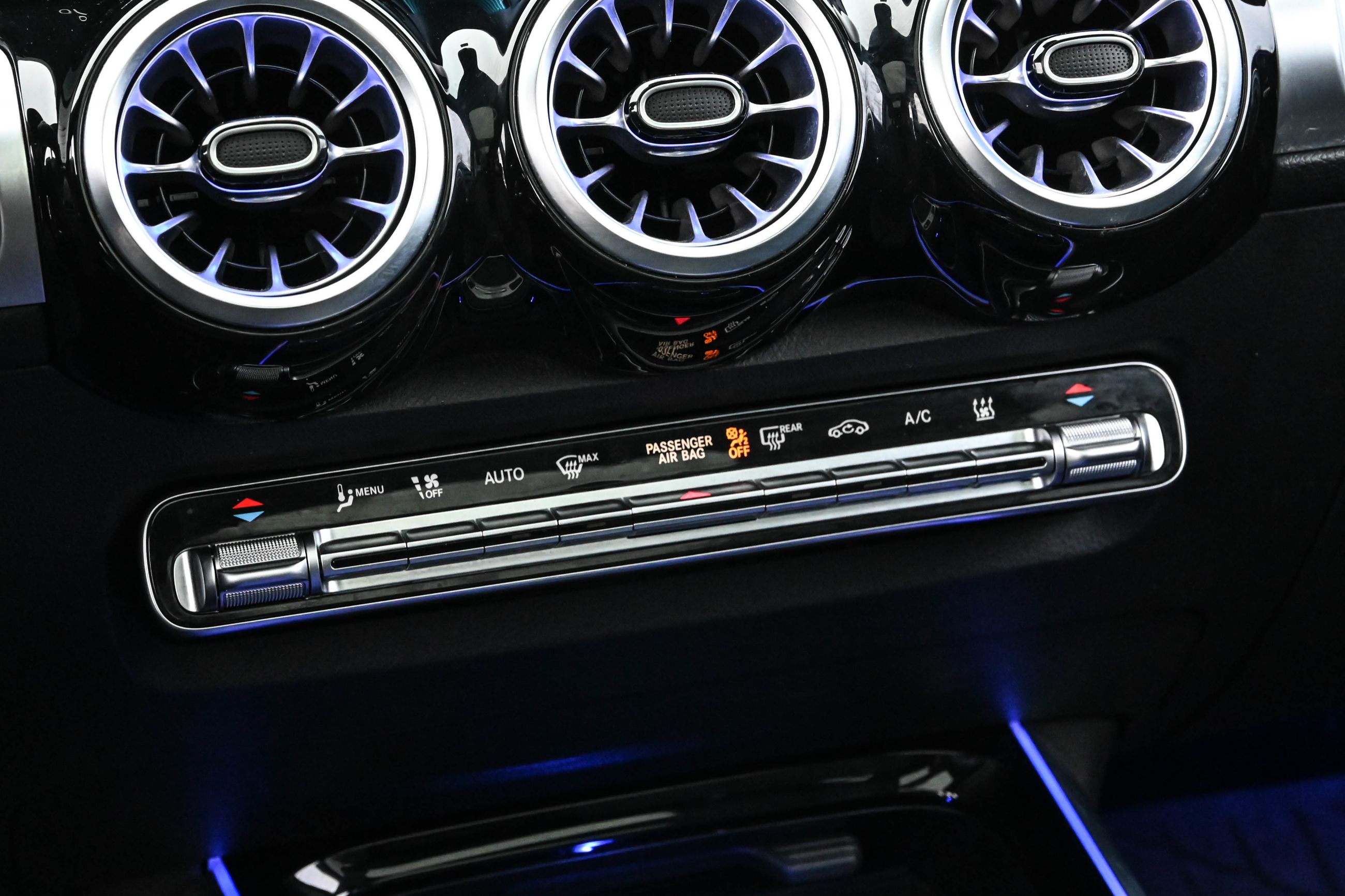 Mercedes-Benz EQB300  2024